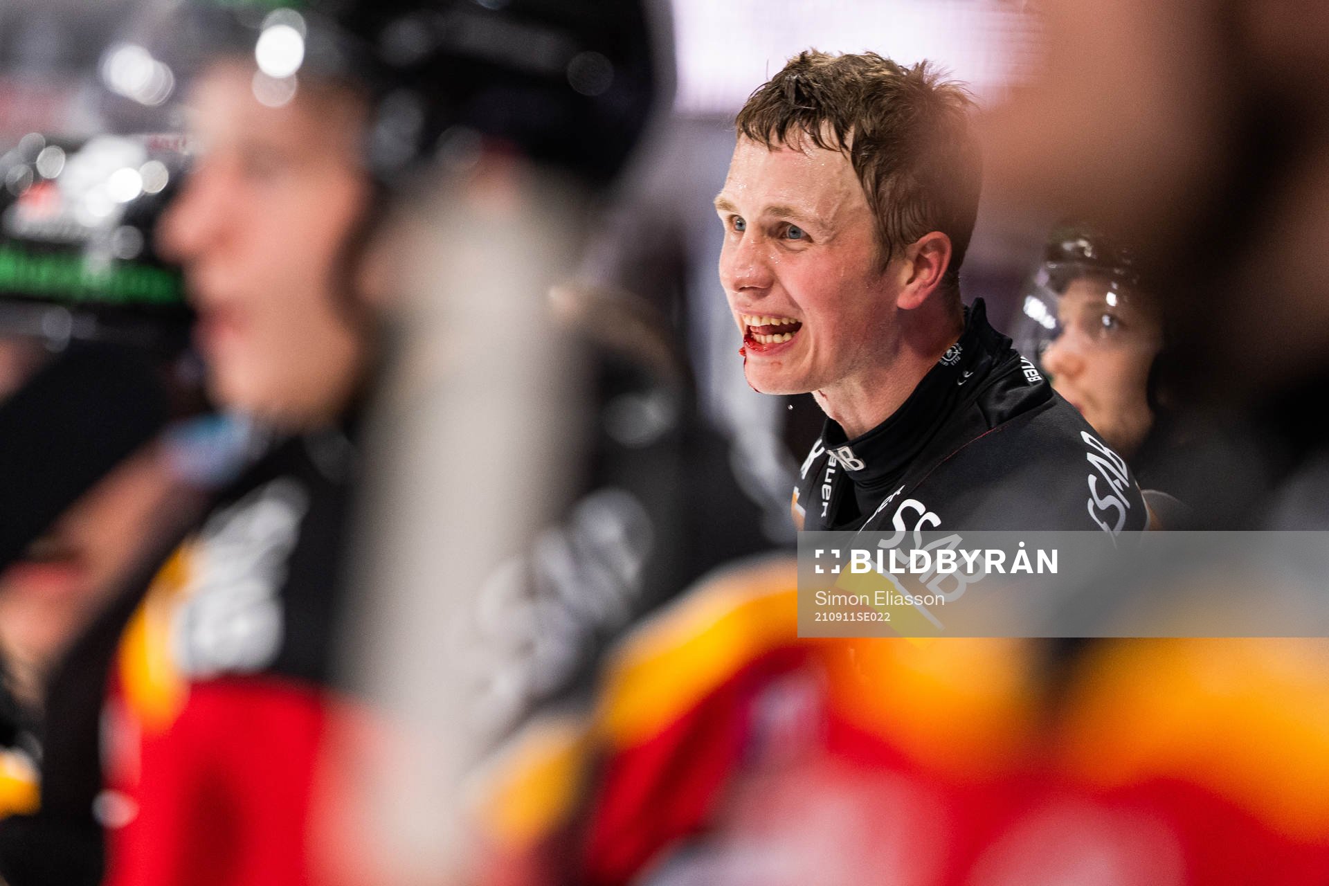 Luleås Jonas Berglund blöder från munnen