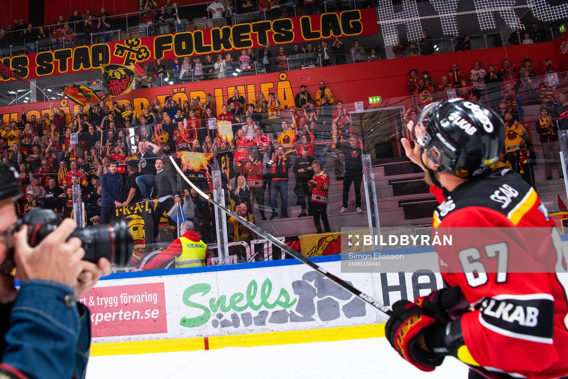 Luleås Linus Omark jublar och tackar supportrarna