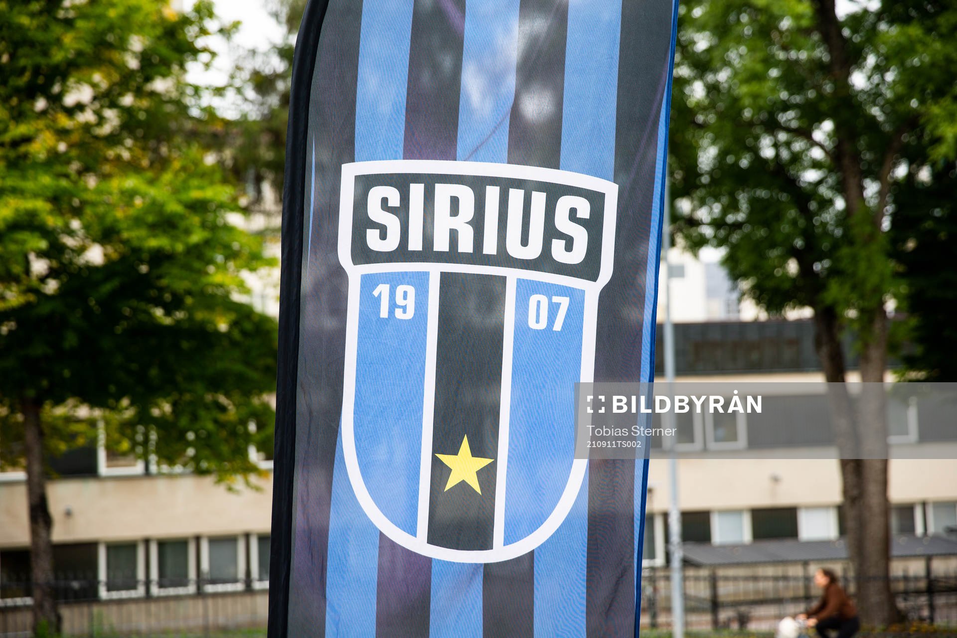 En flagga med Sirius logga