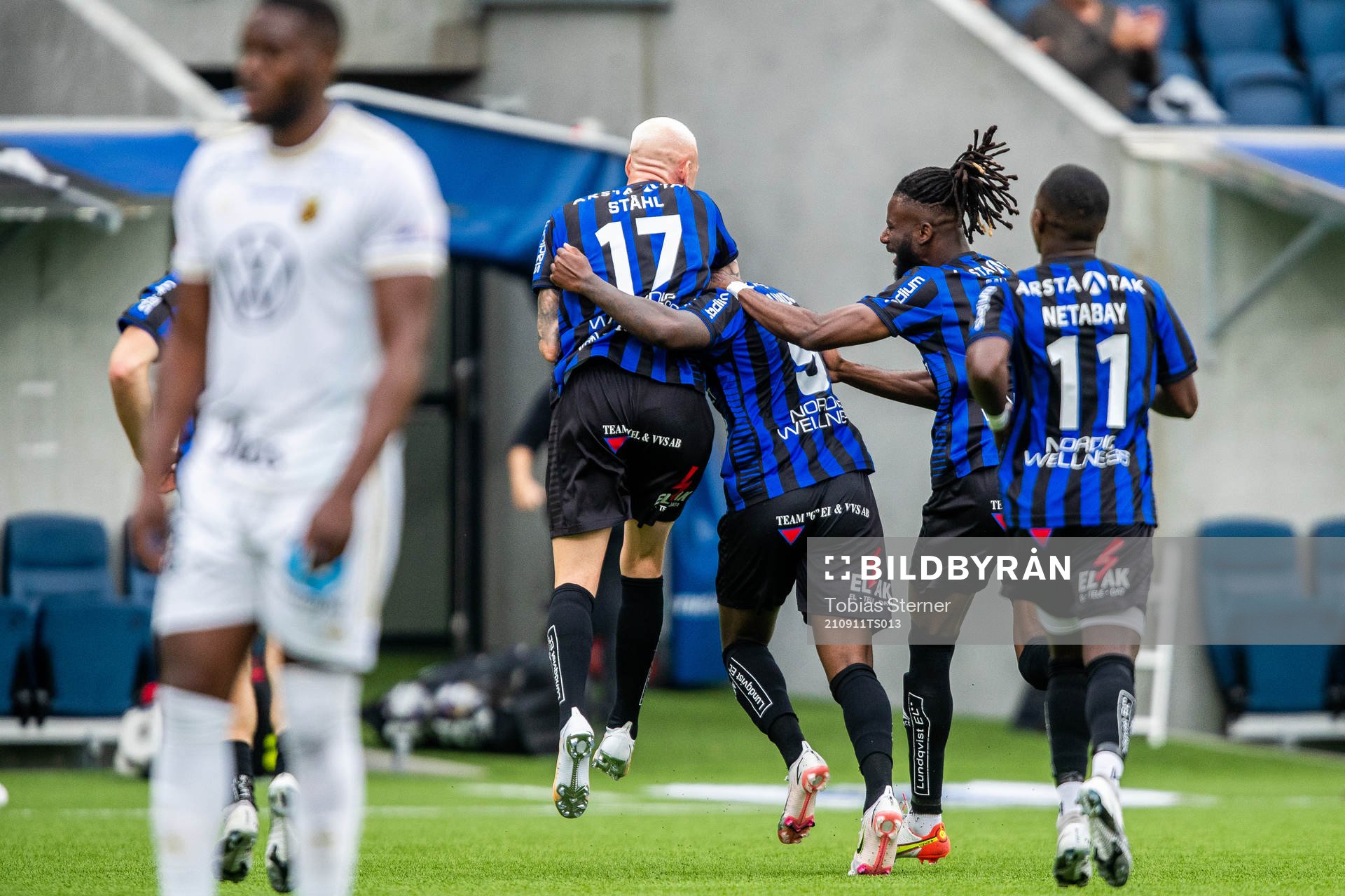 Sirius Christian Kouakou jublar med lagkamrater
