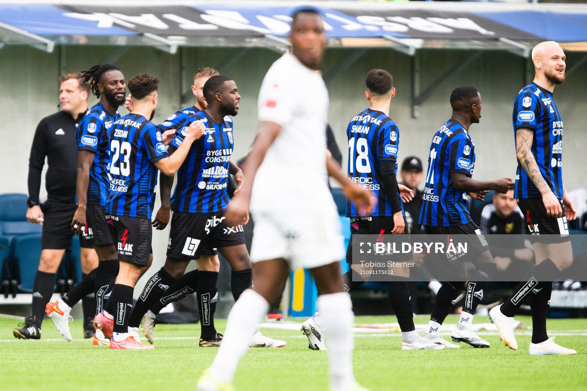 Sirius Christian Kouakou jublar med lagkamrater