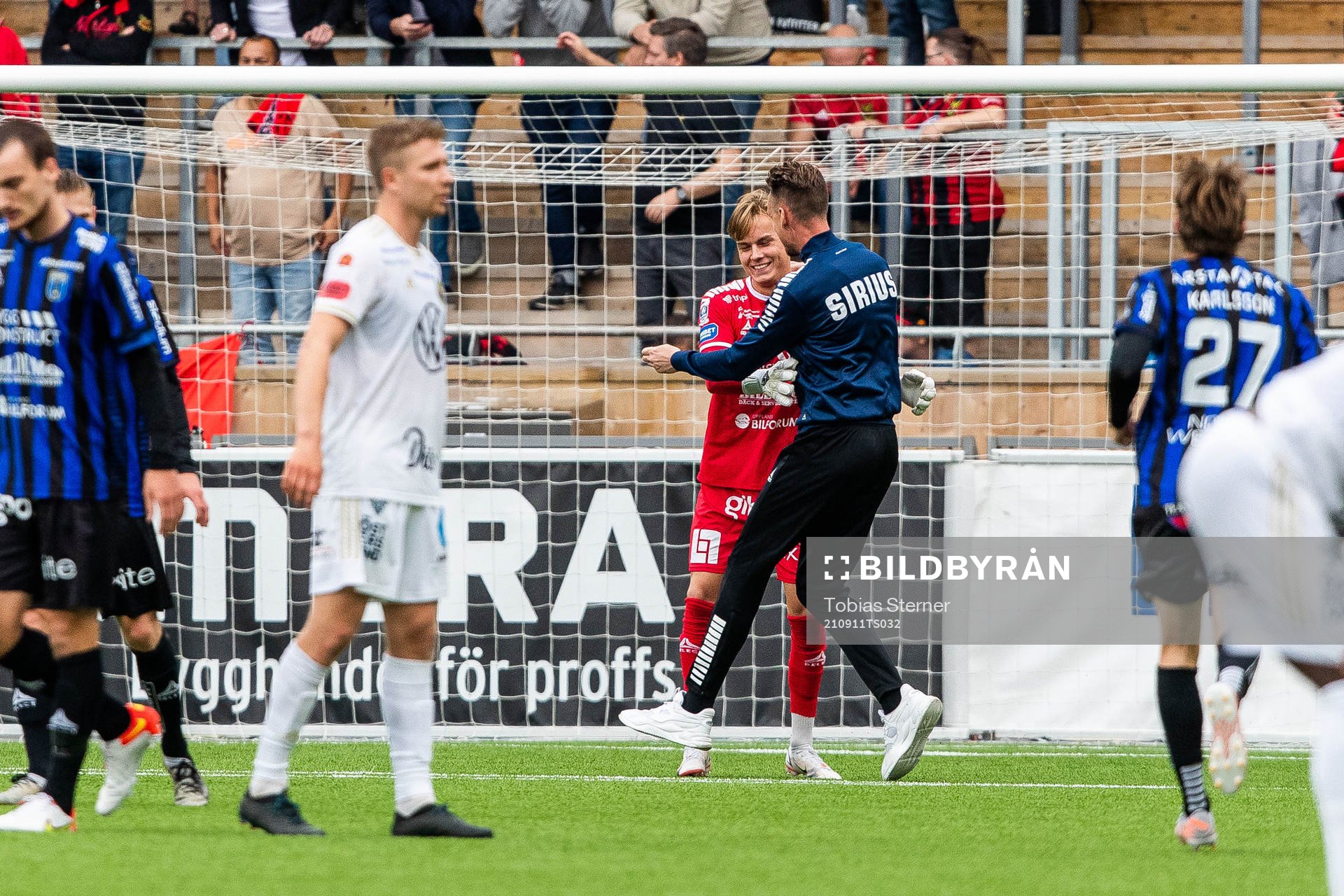 Sirius tränare Daniel Bäckström jublar med målvakt