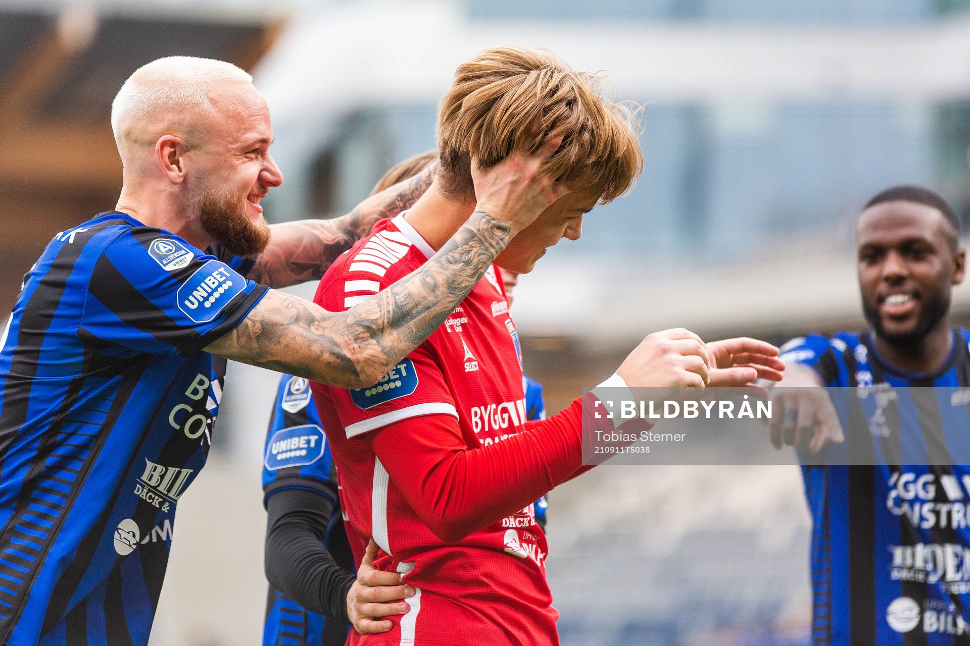 Sirius Adam Ståhl och målvakt Hannes Sveijer jublar
