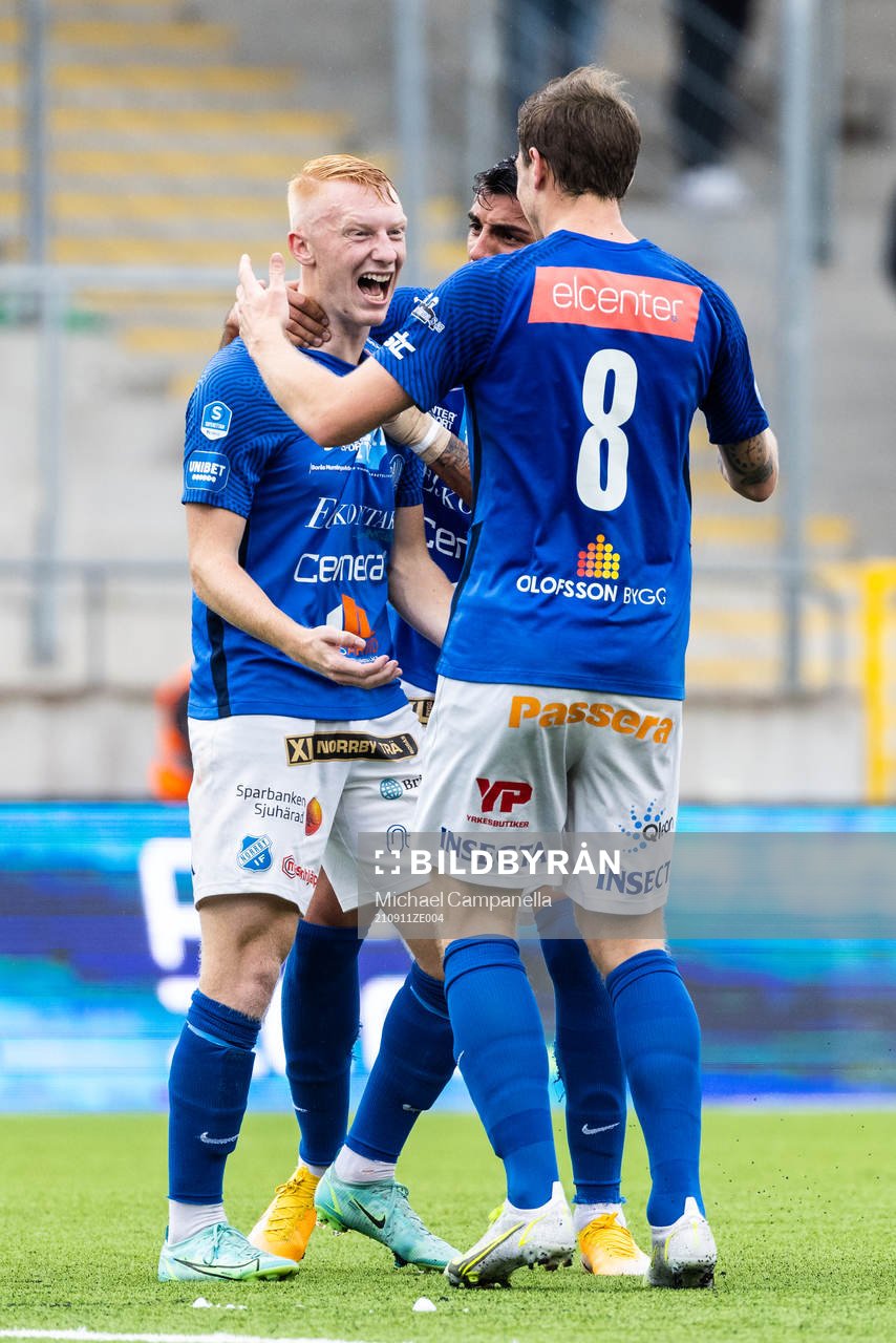 Norrbys Wilhelm Ärlig jublar med Nicklas Savolainen