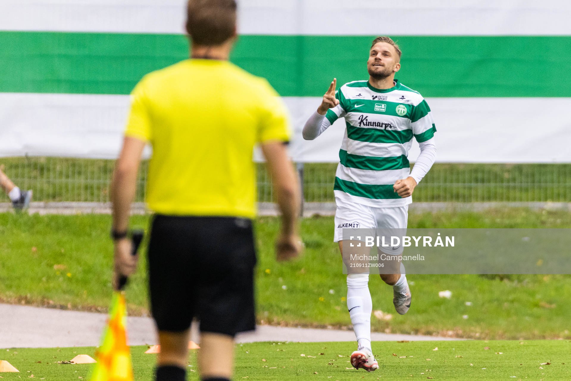 Västerås Erik Björndahl jublar 1-0 målet