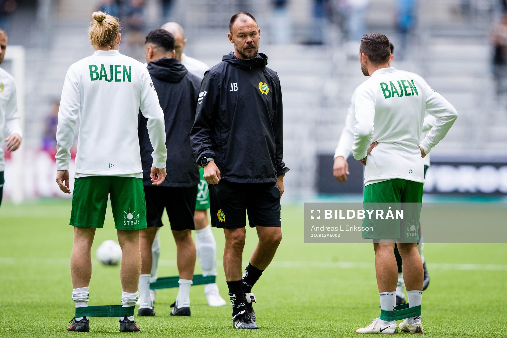 Hammarbys assisterande tränare Joachim Björklund under uppvärmningen inför fotbollsmatchen i Allsvenskan mellan Djurgården och Hammarby den 12 september 2021 i Stockholm.