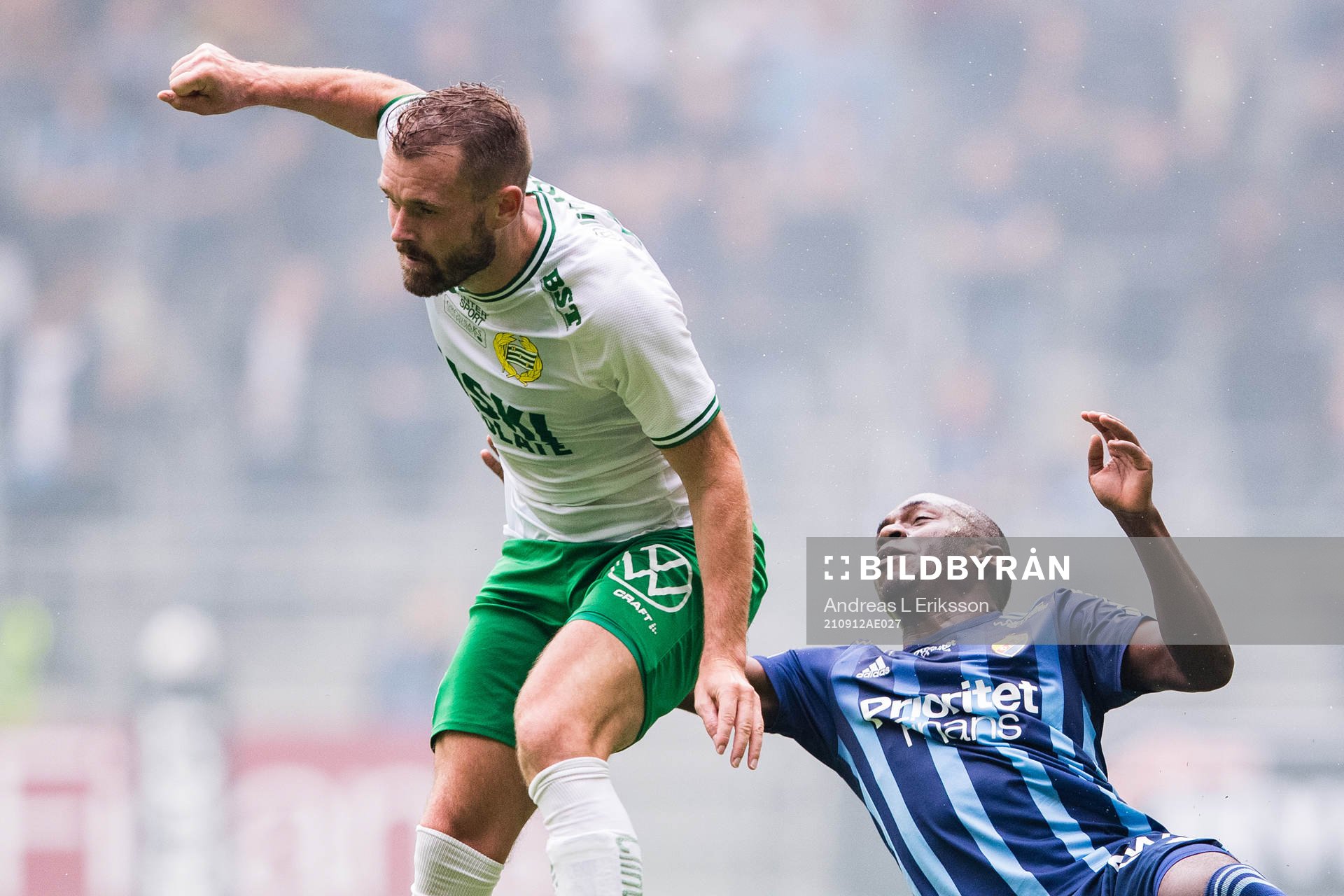 Hammarbys Mads Fenger Nielsen i en nickduell med