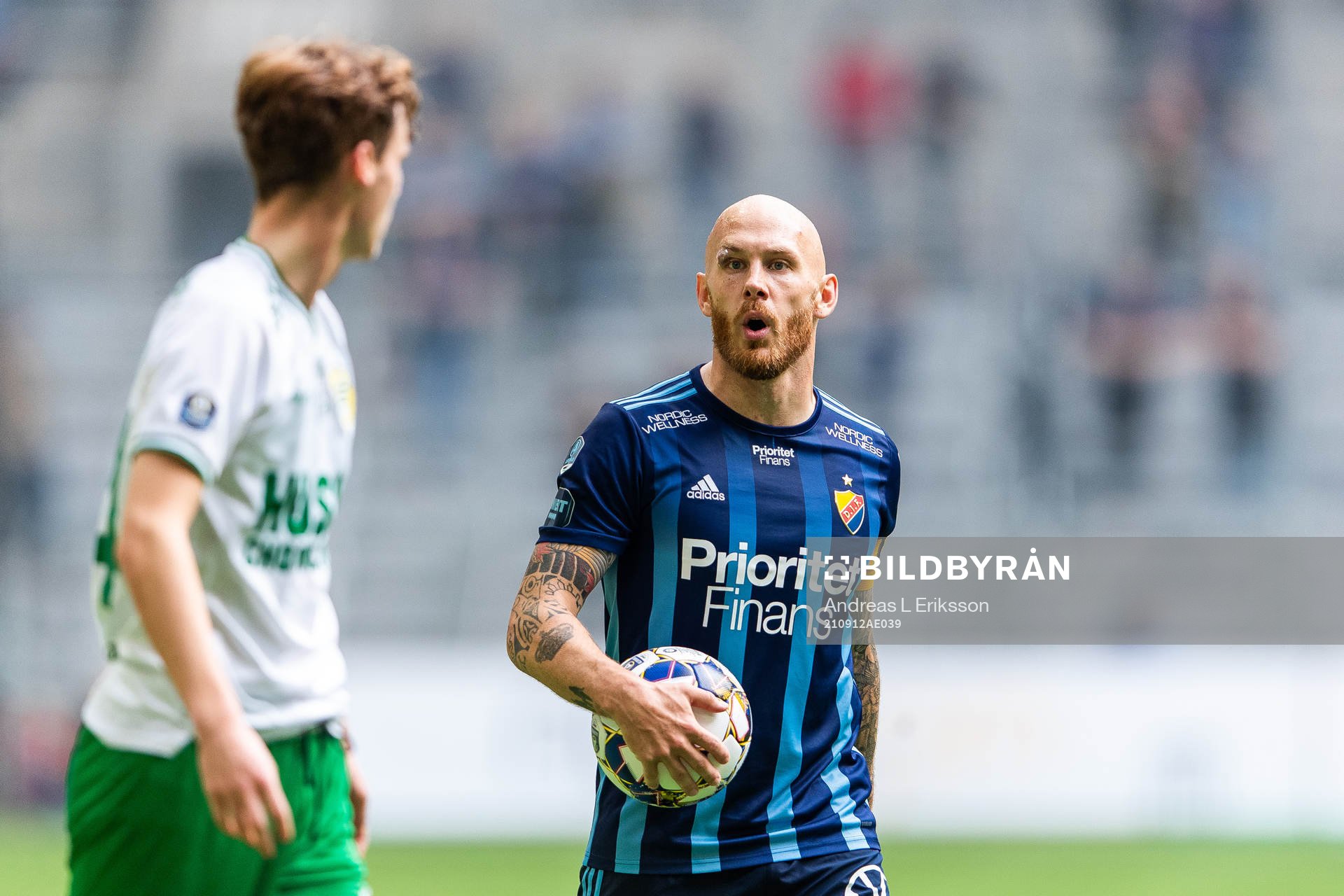 Djurgårdens Magnus Eriksson diskuterar med Hammarbys