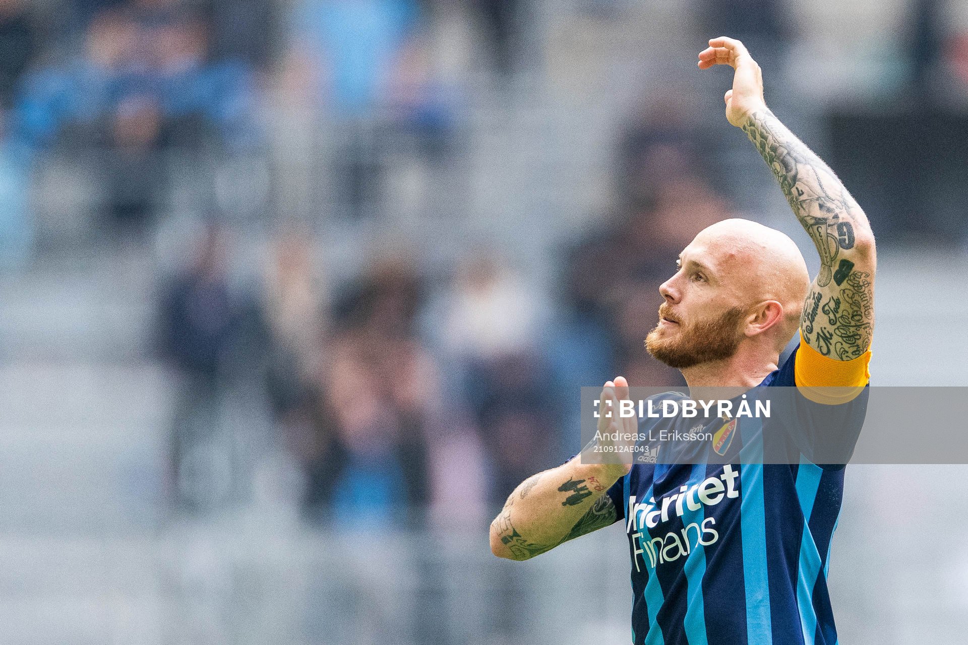 Djurgårdens Magnus Eriksson jublar och tackar publiken efter fotbollsmatchen i Allsvenskan mellan Djurgården och Hammarby den 12 september 2021 i Stockholm. 