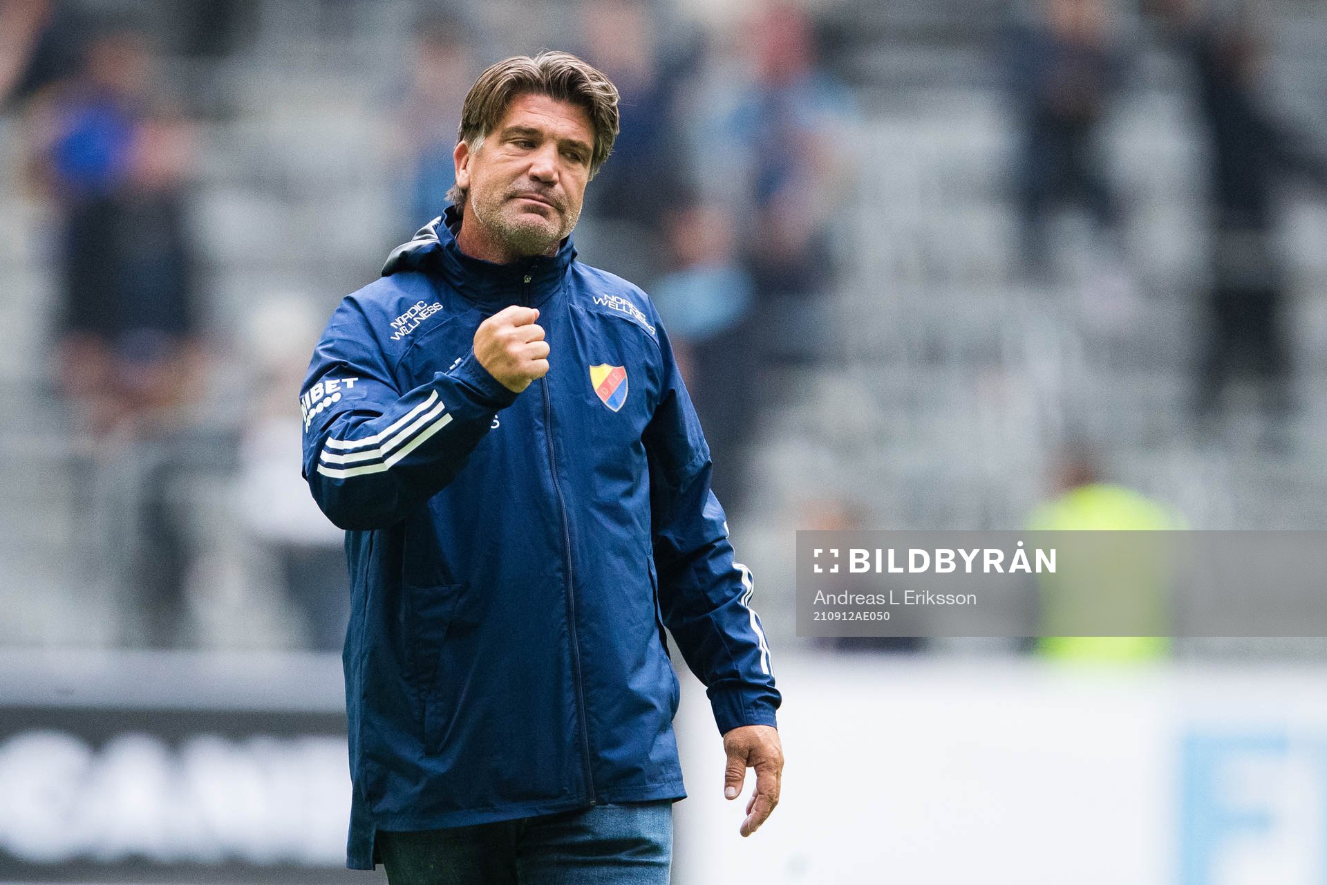 Djurgårdens sportchef Bosse Andersson jublar efter fotbollsmatchen i Allsvenskan mellan Djurgården och Hammarby den 12 september 2021 i Stockholm.