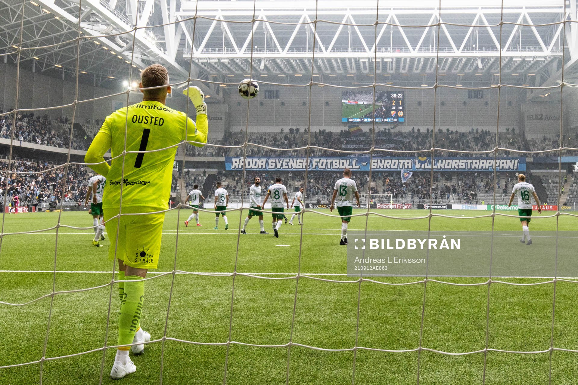 Hammarbys målvakt David Ousted slänger ut bollen ur målet