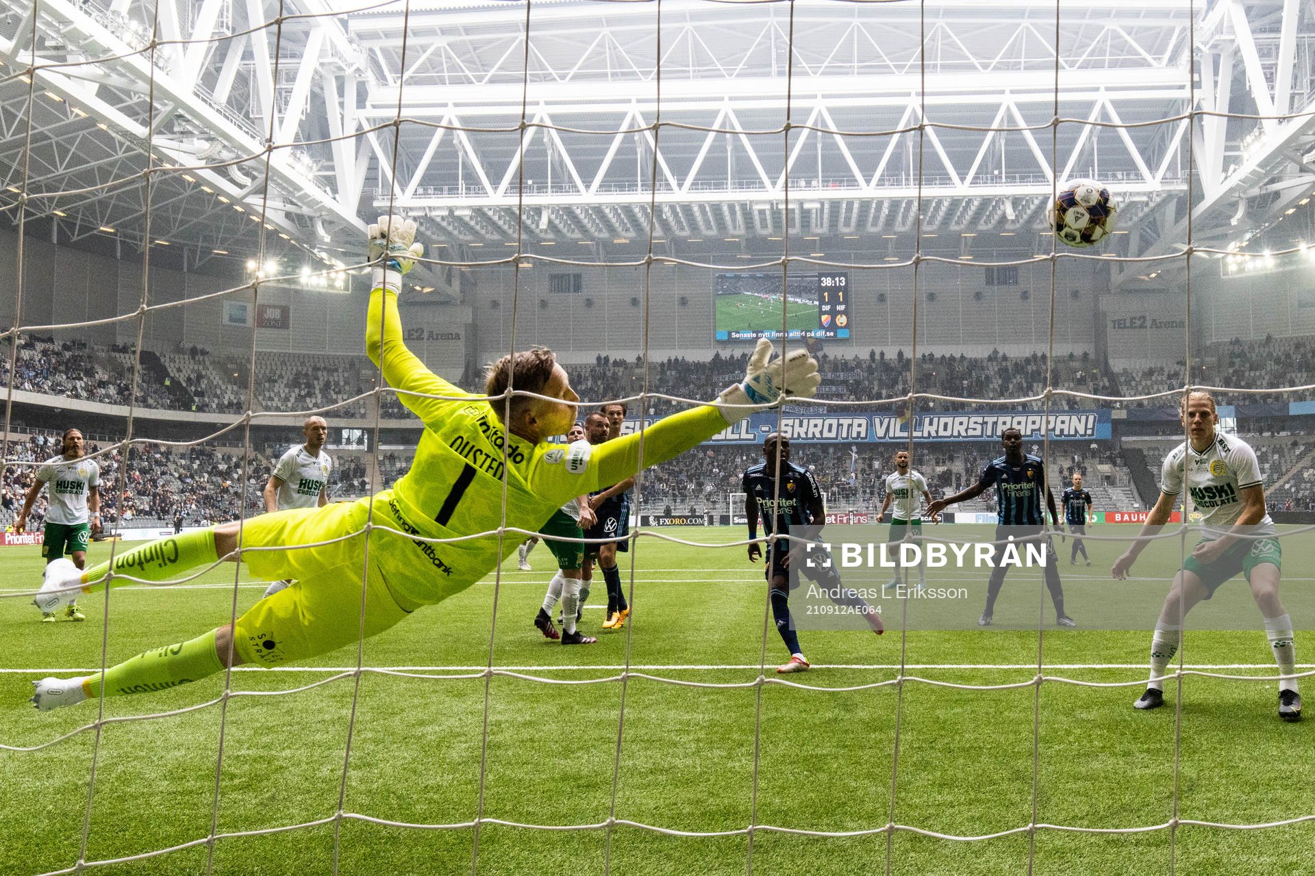 Hammarbys målvakt David Ousted släpper in 2-1 från Djurgårdens Hjalmar Ekdal under fotbollsmatchen i Allsvenskan mellan Djurgården och Hammarby den 12 september 2021 i Stockholm.