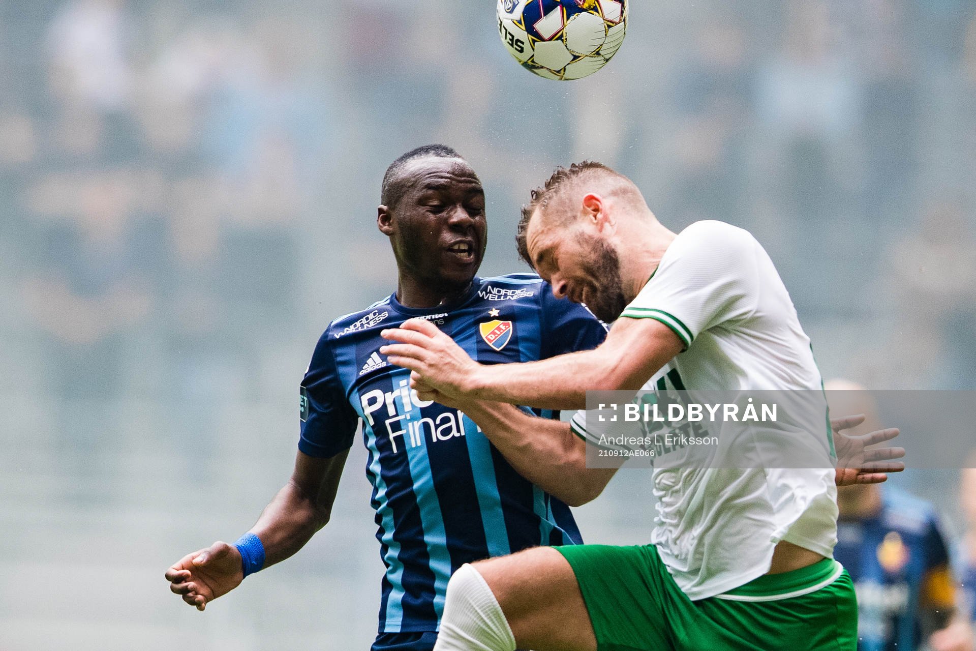 Djurgårdens Edward Chilufya i en nickduell med Hammarbys