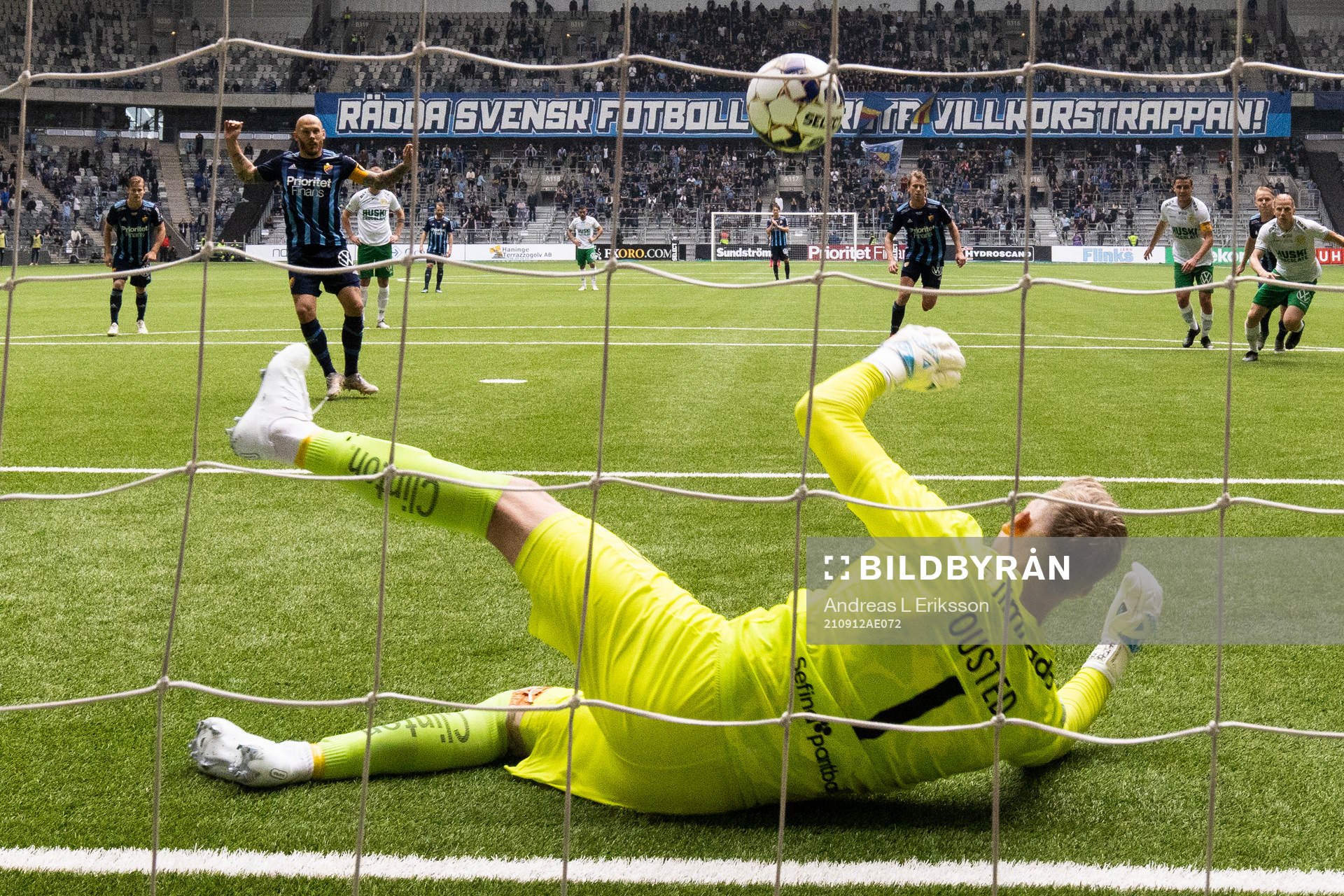 Hammarbys målvakt David Ousted räddar en straffskark