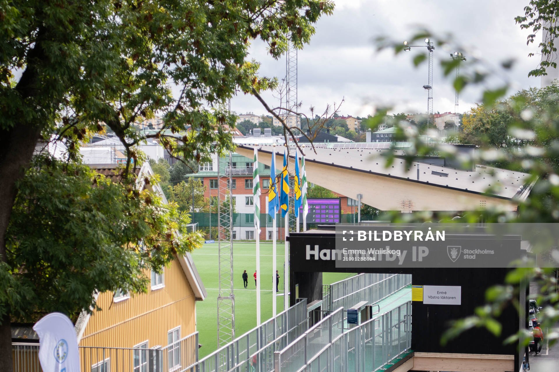 Hammarby IP innan fotbollsmatchen i Damallsvenskan mellan