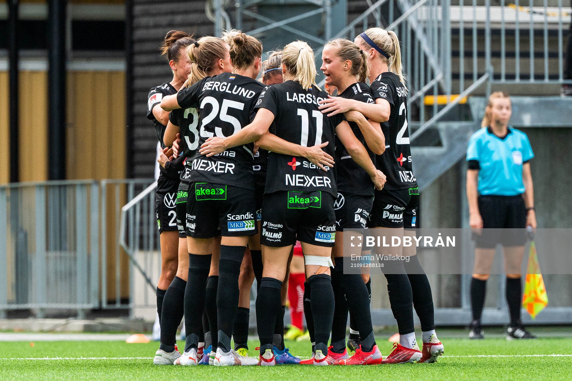 Rosengårds Sanne Troelsgaard jublar med lagkamrater efter att hon gjort 1-0 under fotbollsmatchen i Damallsvenskan mellan Hammarby och FC Rosengård den 12 september 2021 i Stockholm.
