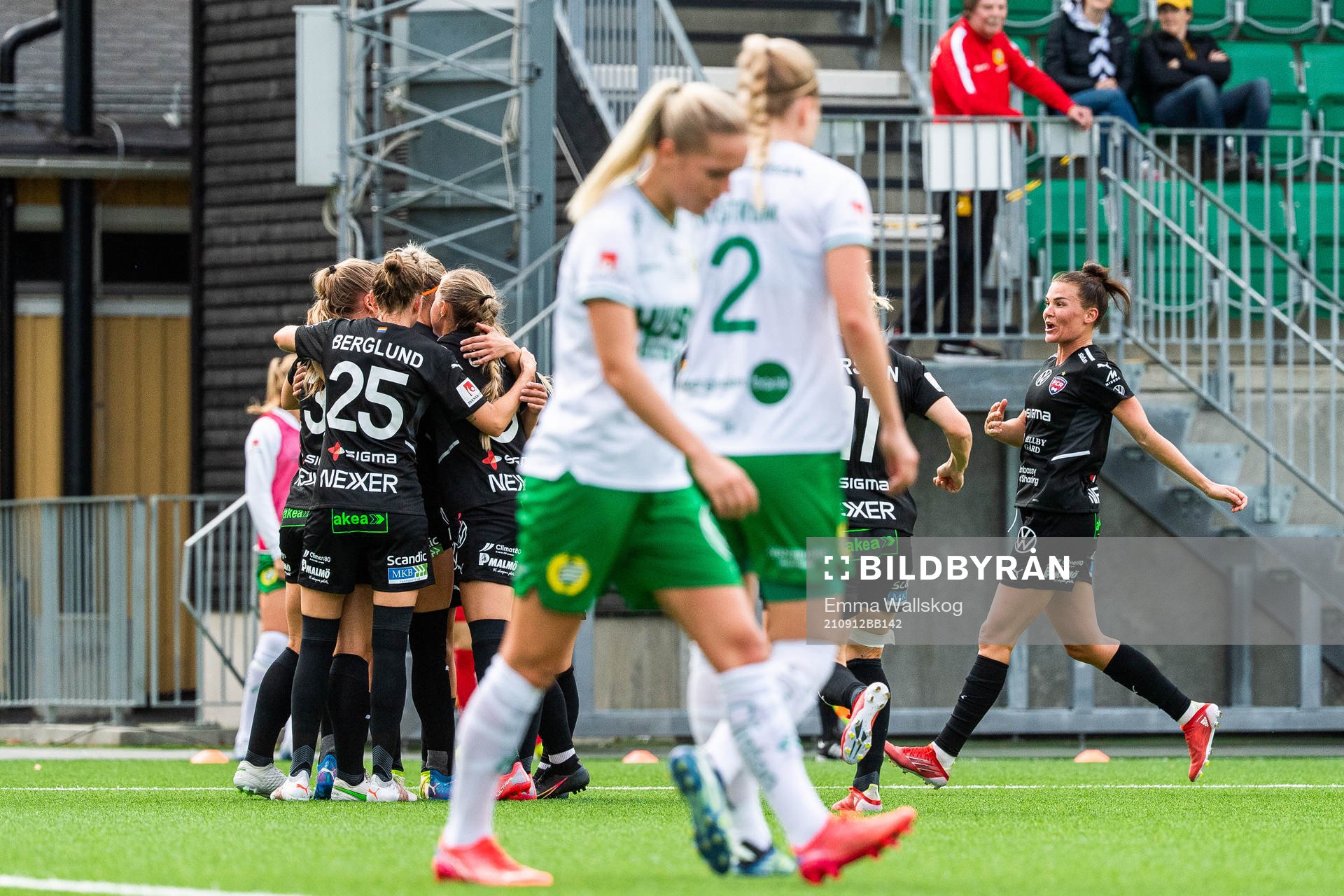Rosengårds Sanne Troelsgaard jublar med lagkamrater