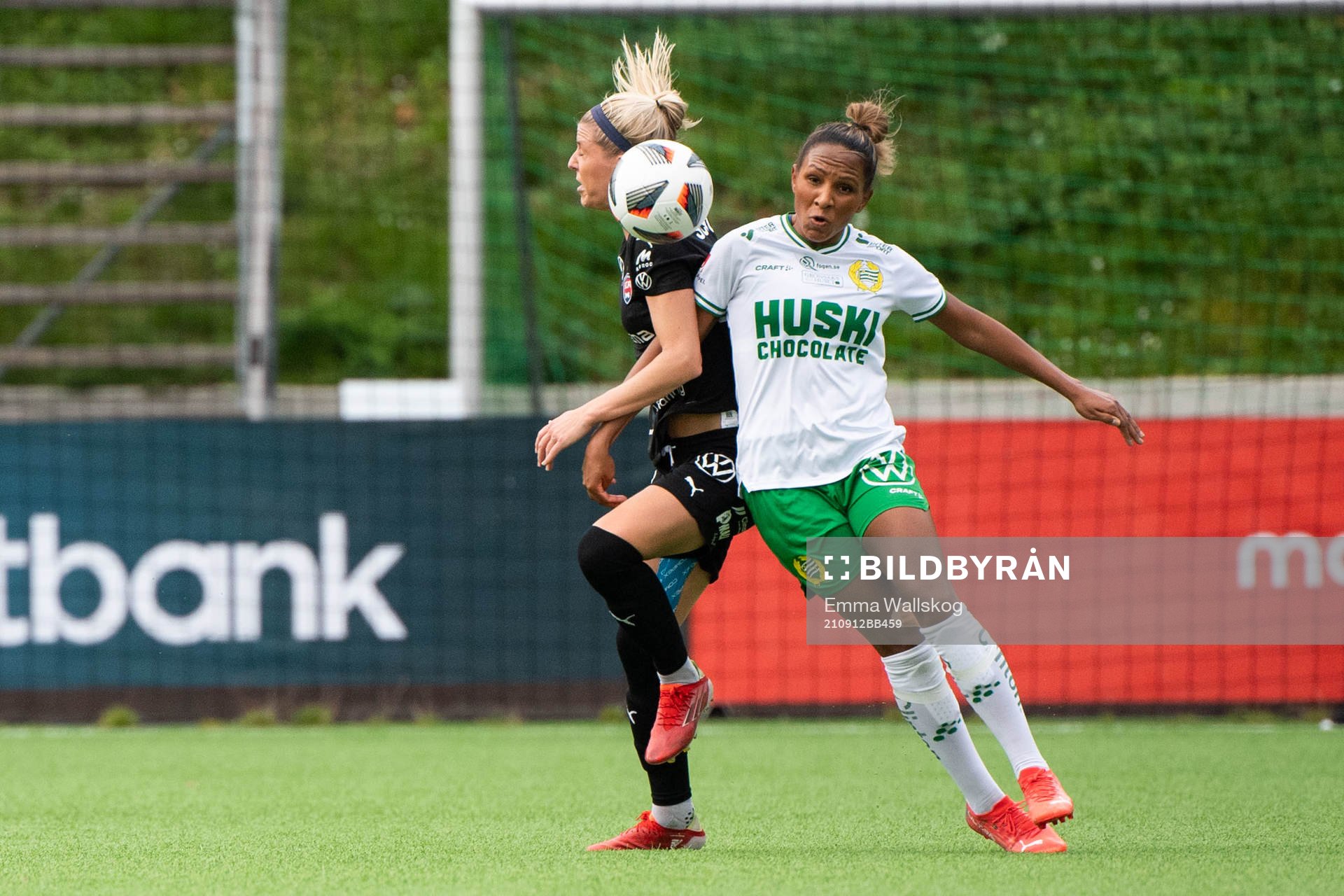 Hammarbys Madelen Janogy och Rosengårds Olivia Schough