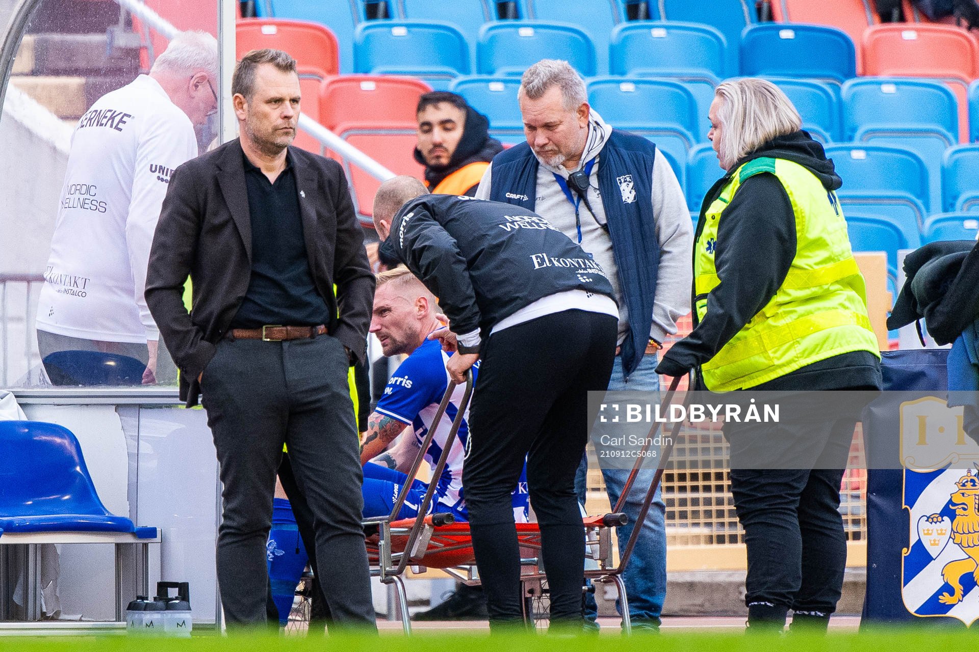 IFK Göteborgs Sebastian Eriksson lämnar plan på bår