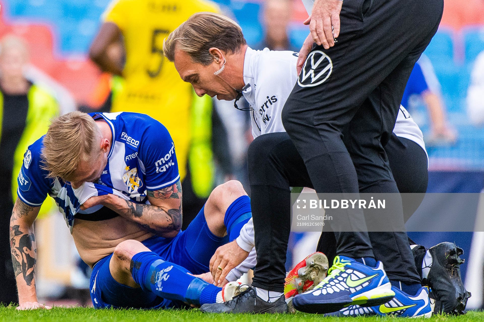 IFK Göteborgs Sebastian Eriksson undersöks