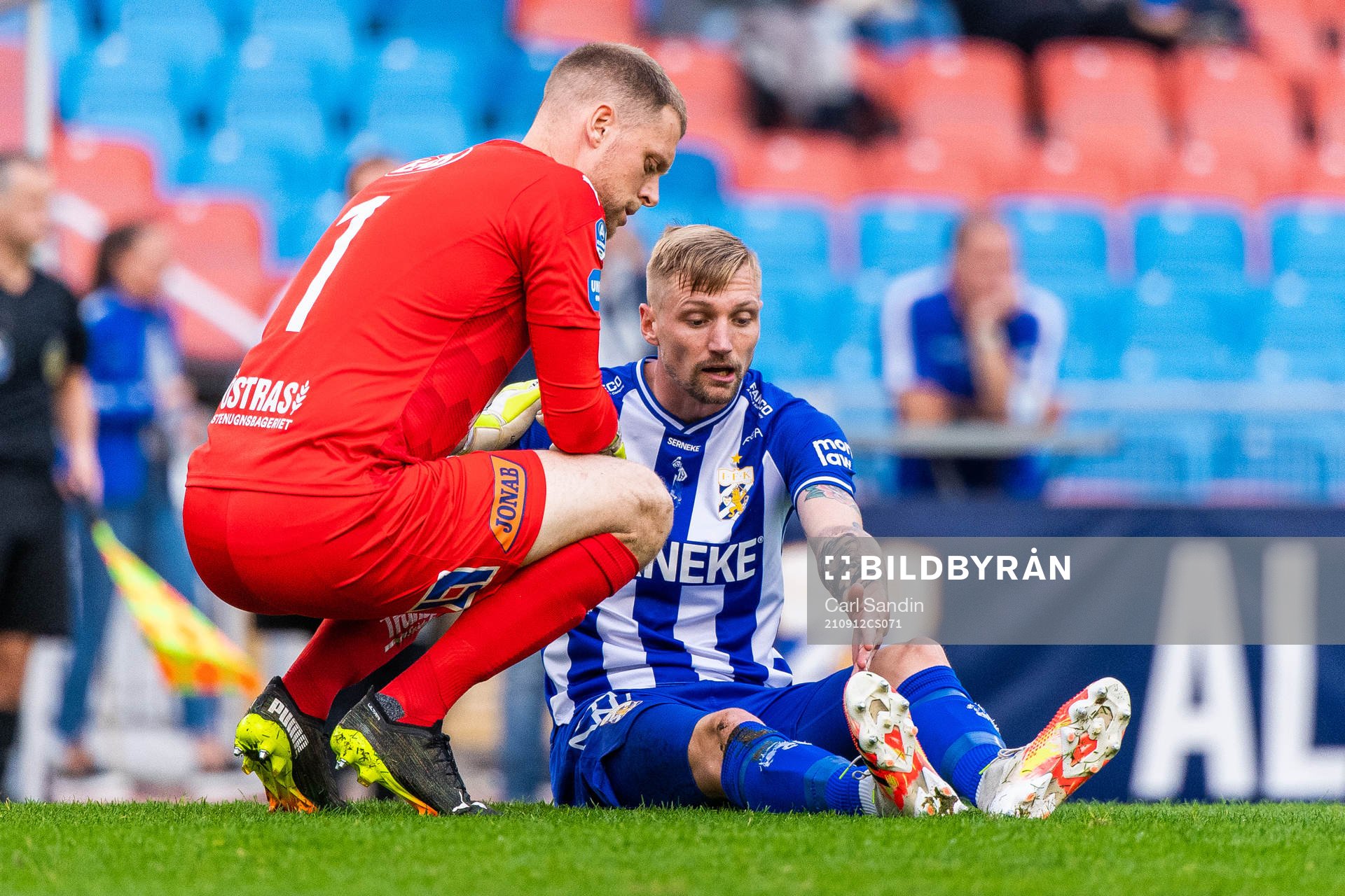Halmstads målvakt Malkolm Nilsson Säfqvist pratar med IFK