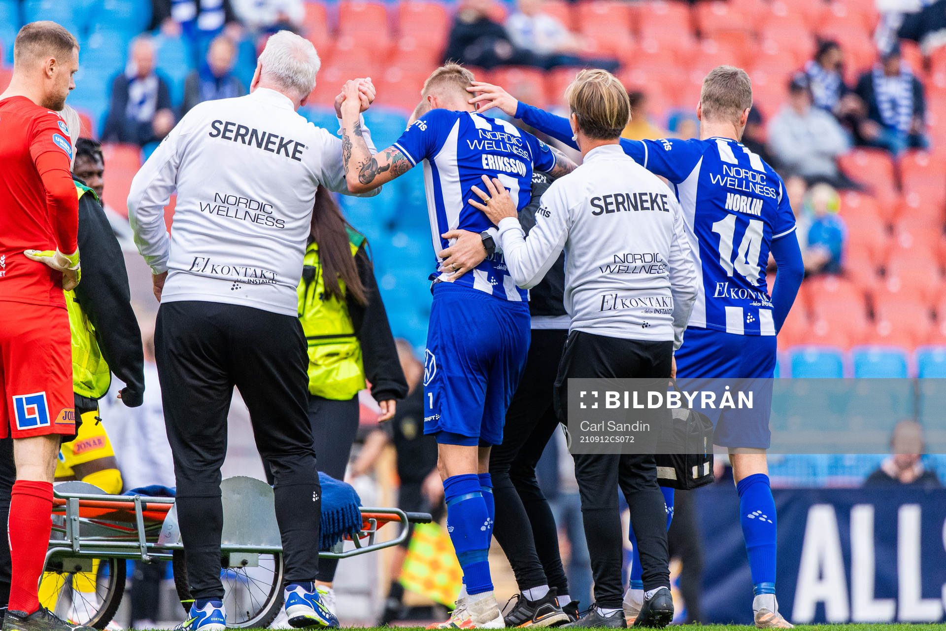 IFK Göteborgs Sebastian Eriksson hjälps upp på båren