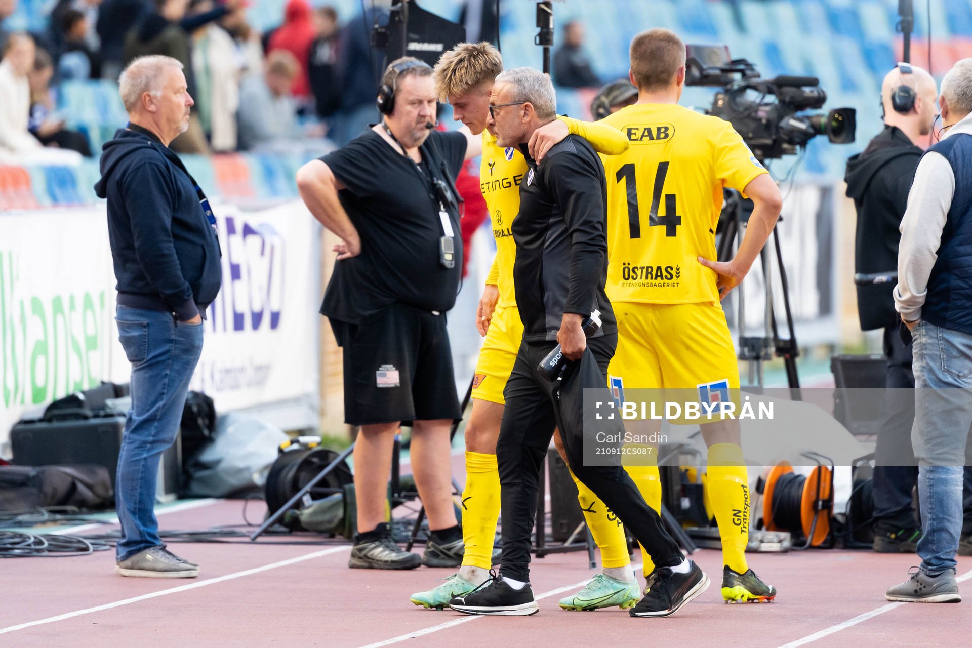Halmstads Erik Ahlstrand får  hjälp att ta sig av planen