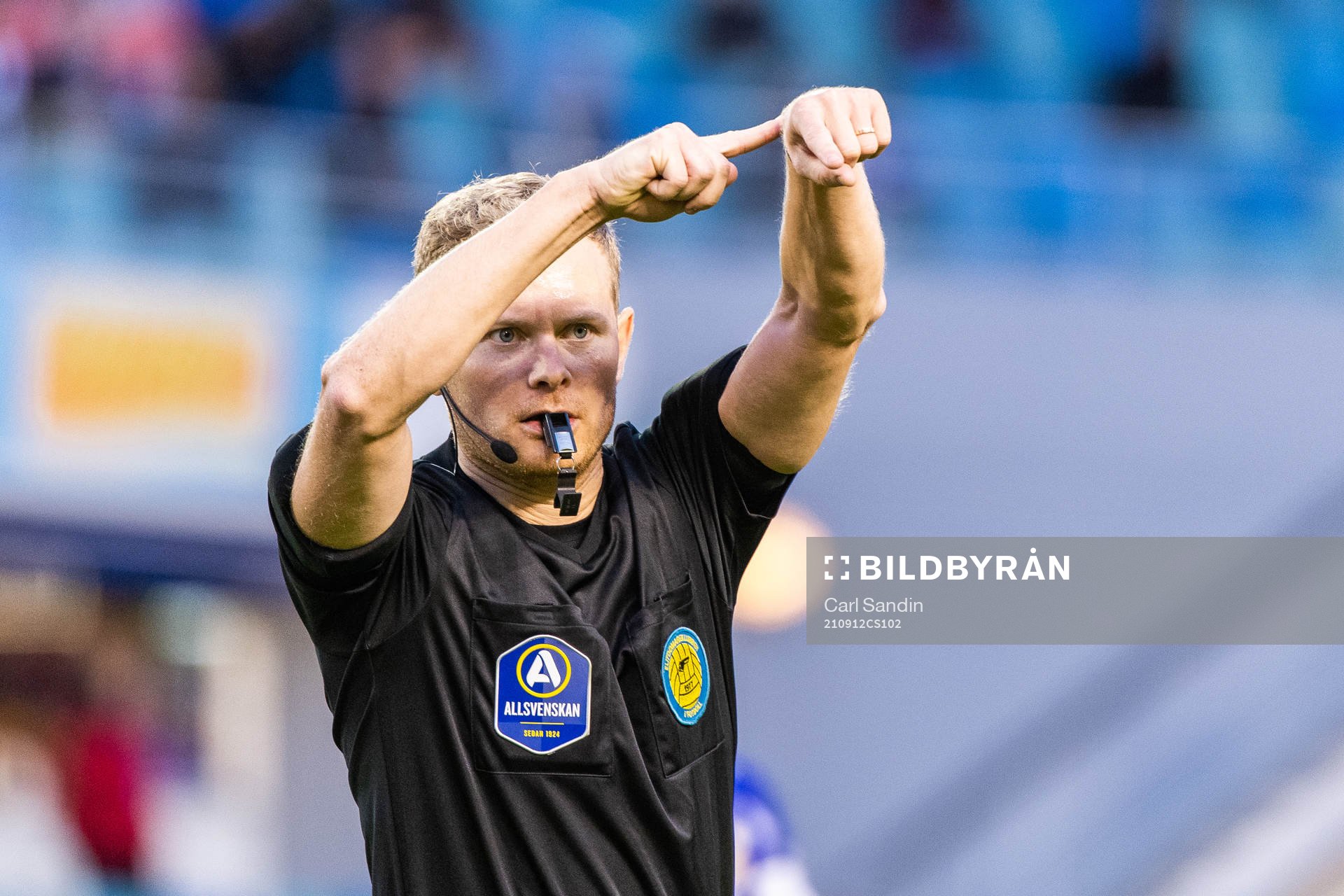 Domare Fredrik Klitte pekar på sin klocka