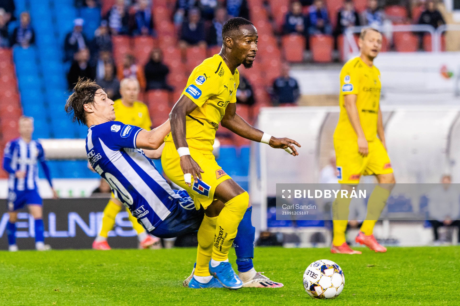 IFK Göteborgs Simon Thern och Halmstads Sadat Karim