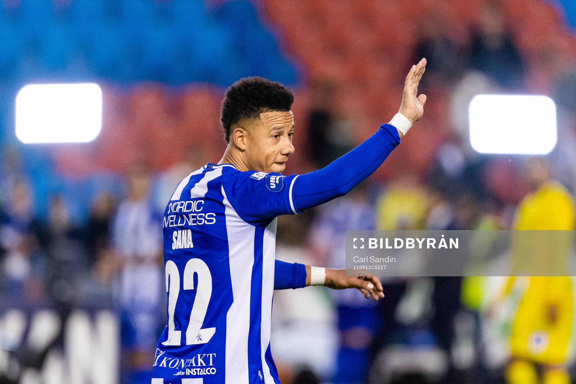 IFK Göteborgs Tobias Sana tackar publiken