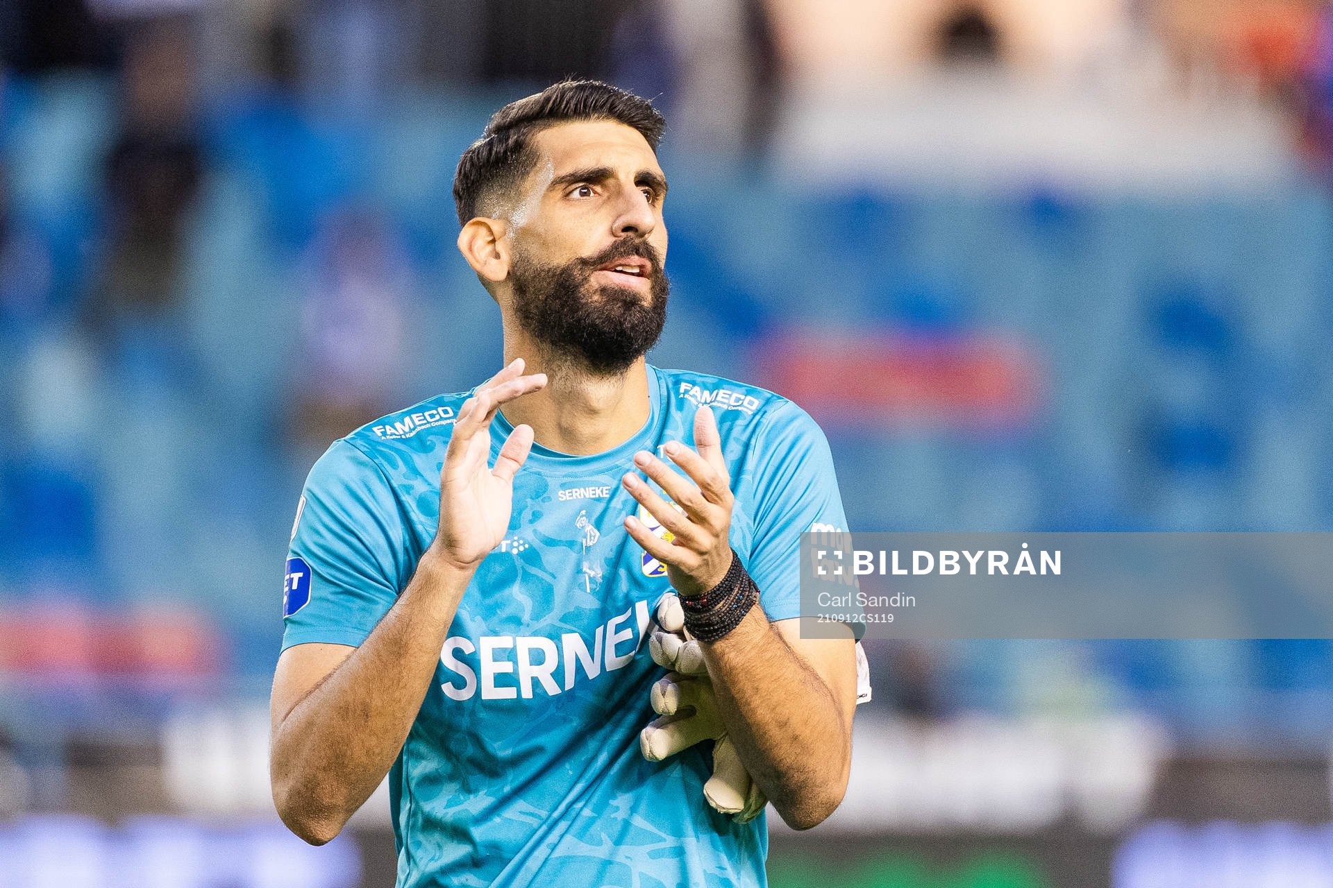 IFK Göteborgs målvakt Ioannis Anestis tackar publiken