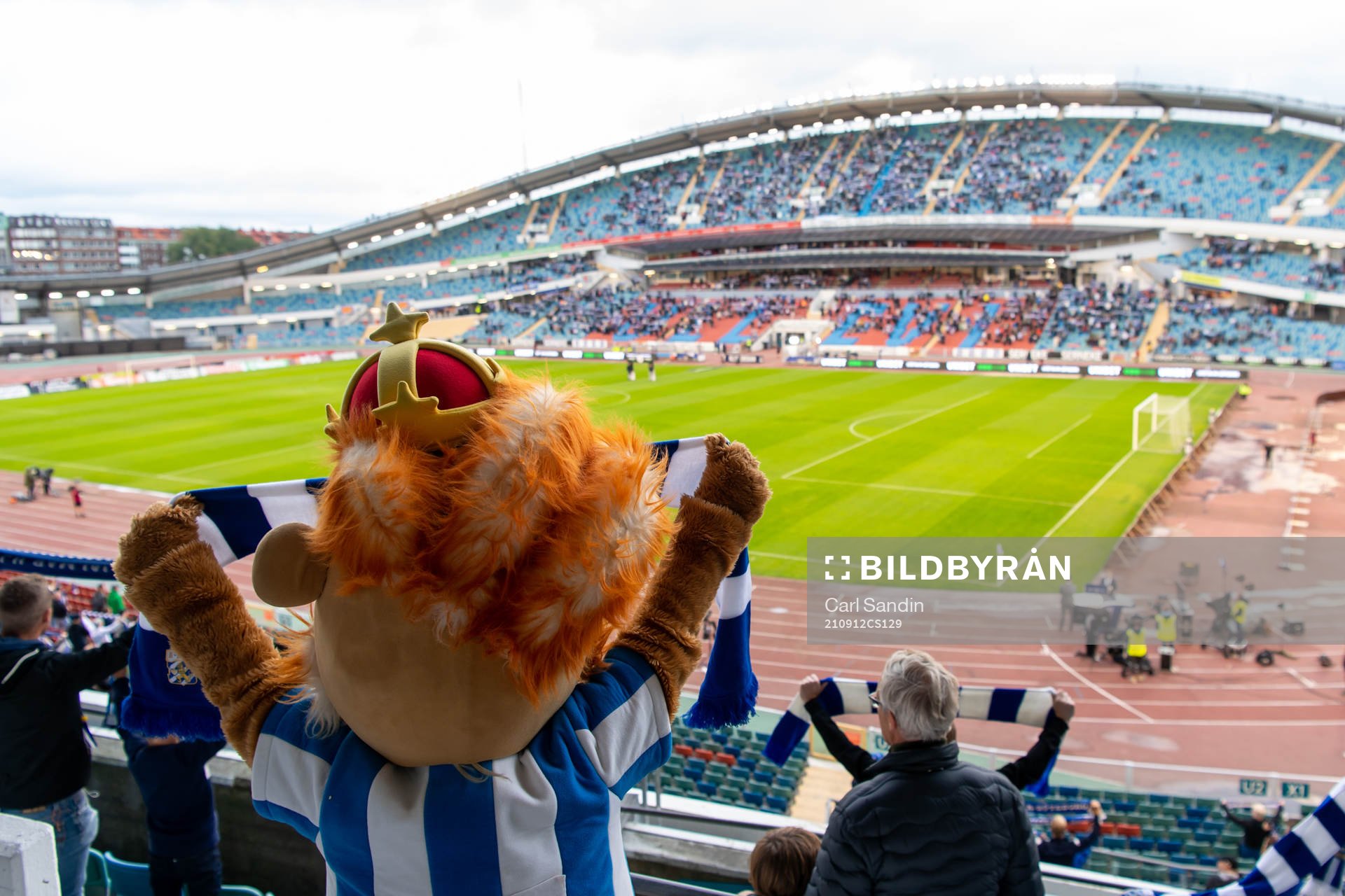 IFK Göteborgs maskot Leo på läktaren innan