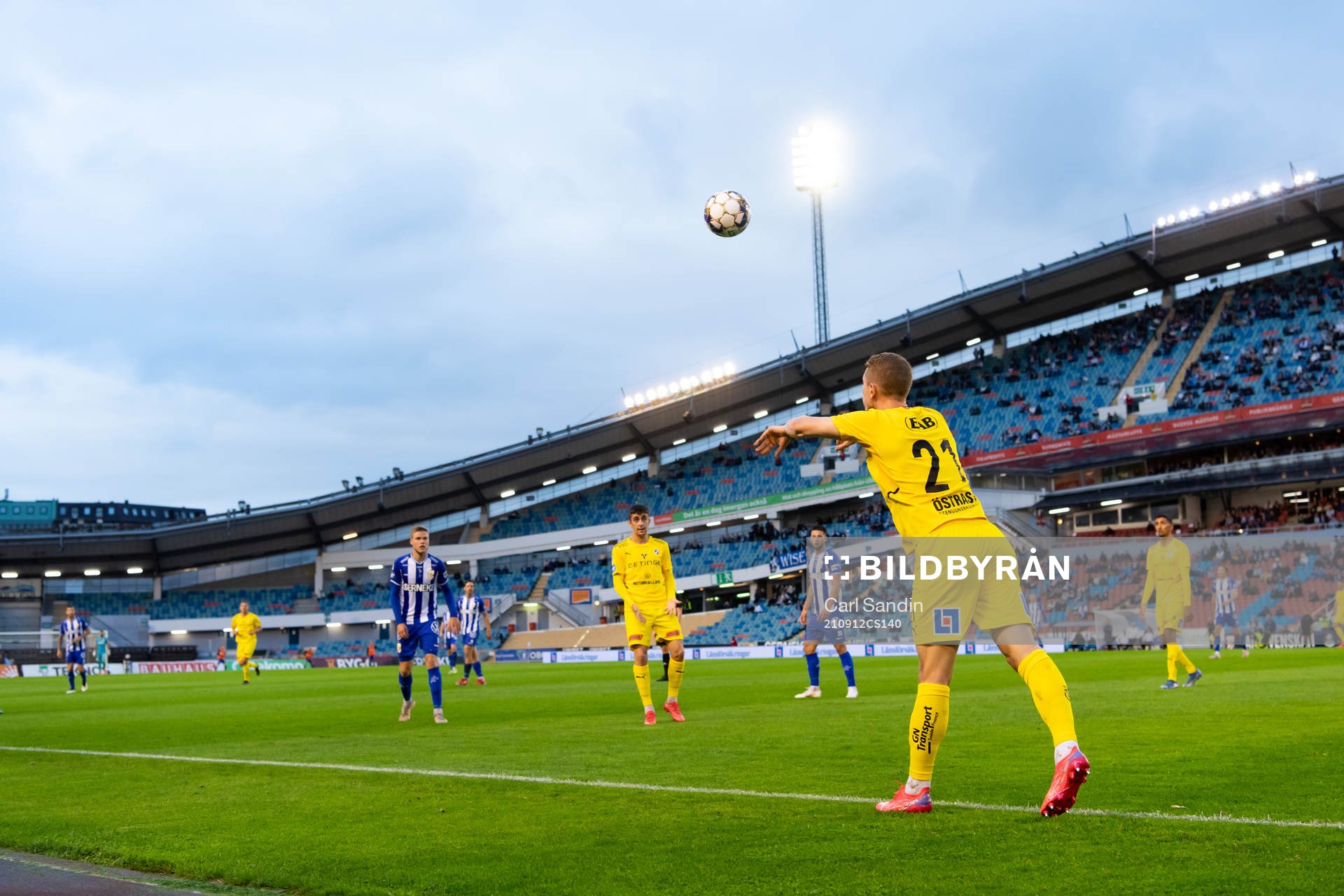 Halmstads Andreas Bengtsson kastar ett inkast på Ullevi