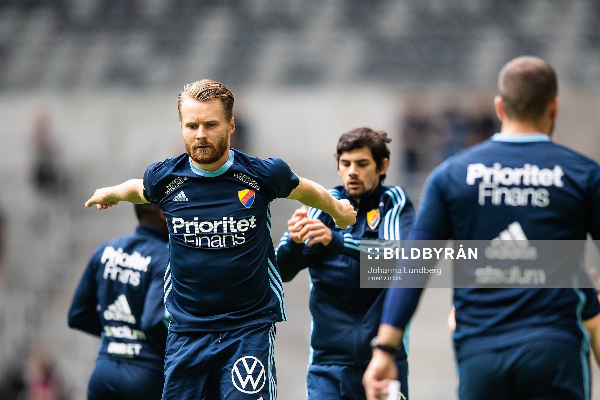 Djurgårdens Jacob Une Larsson värmer upp