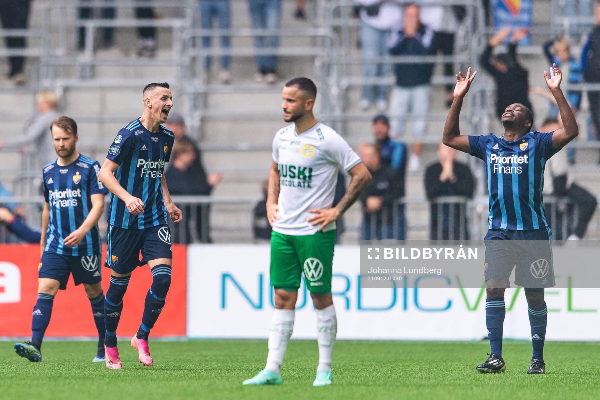 Djurgårdens Haris Radetinac jublar med målskytten till