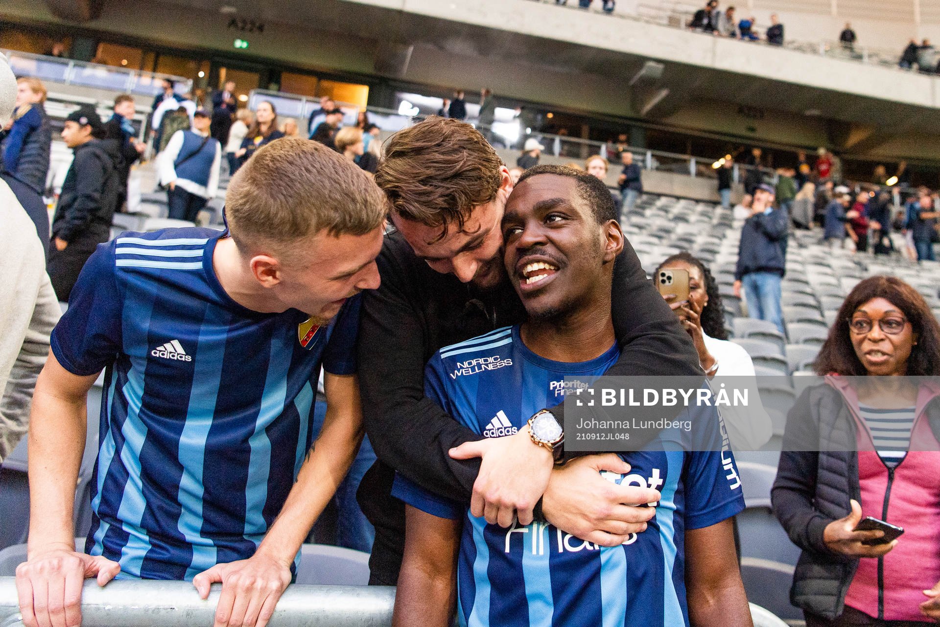 Djurgårdens Joel Asoro jublar med supportrar