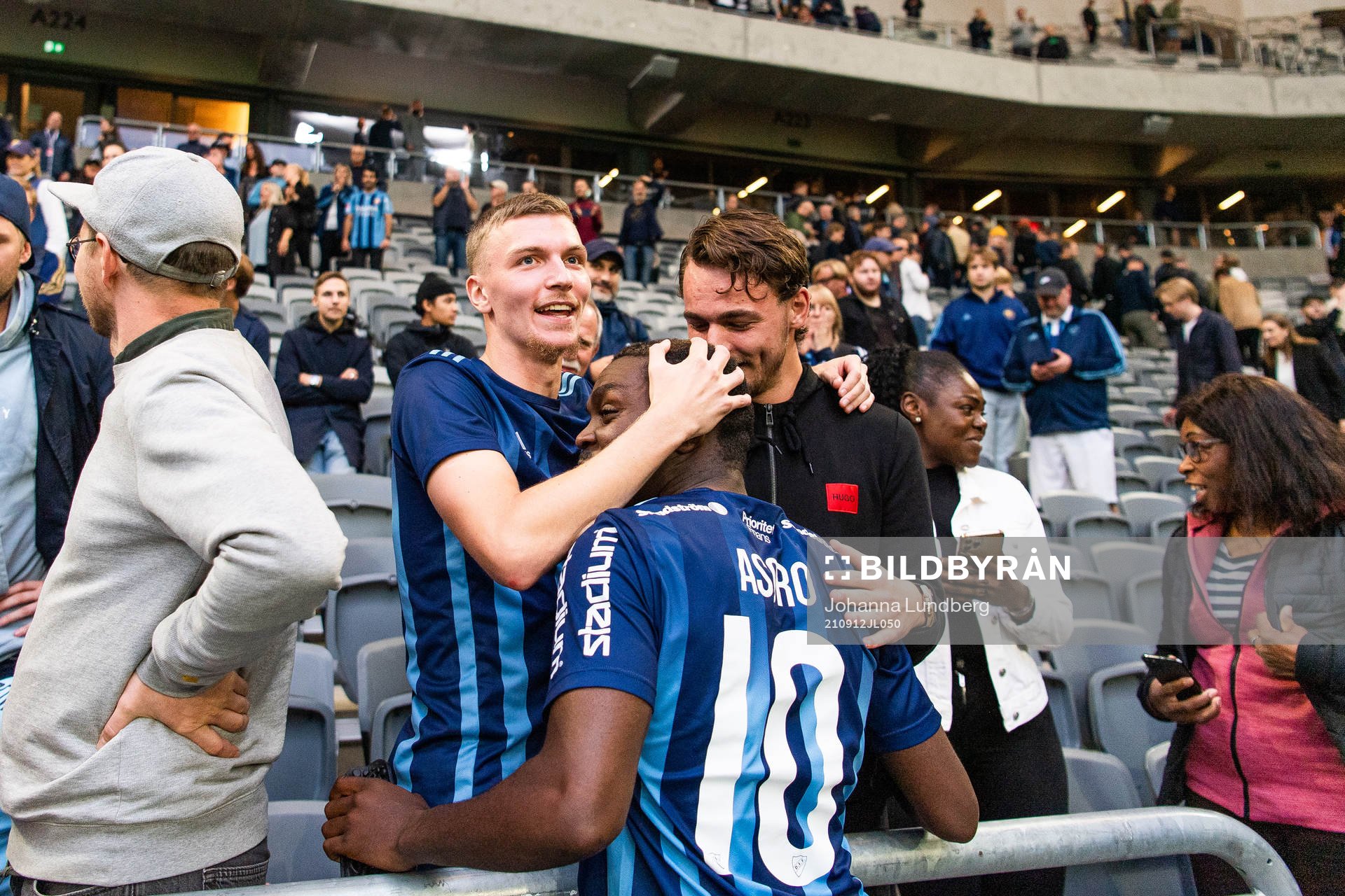 Djurgårdens Joel Asoro jublar med supportrar