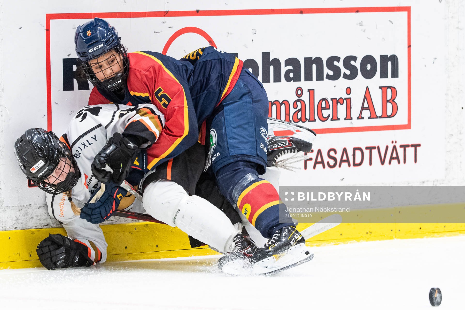 Göteborgs Andrine Furulund och Djurgårdens Olivia Sohrner