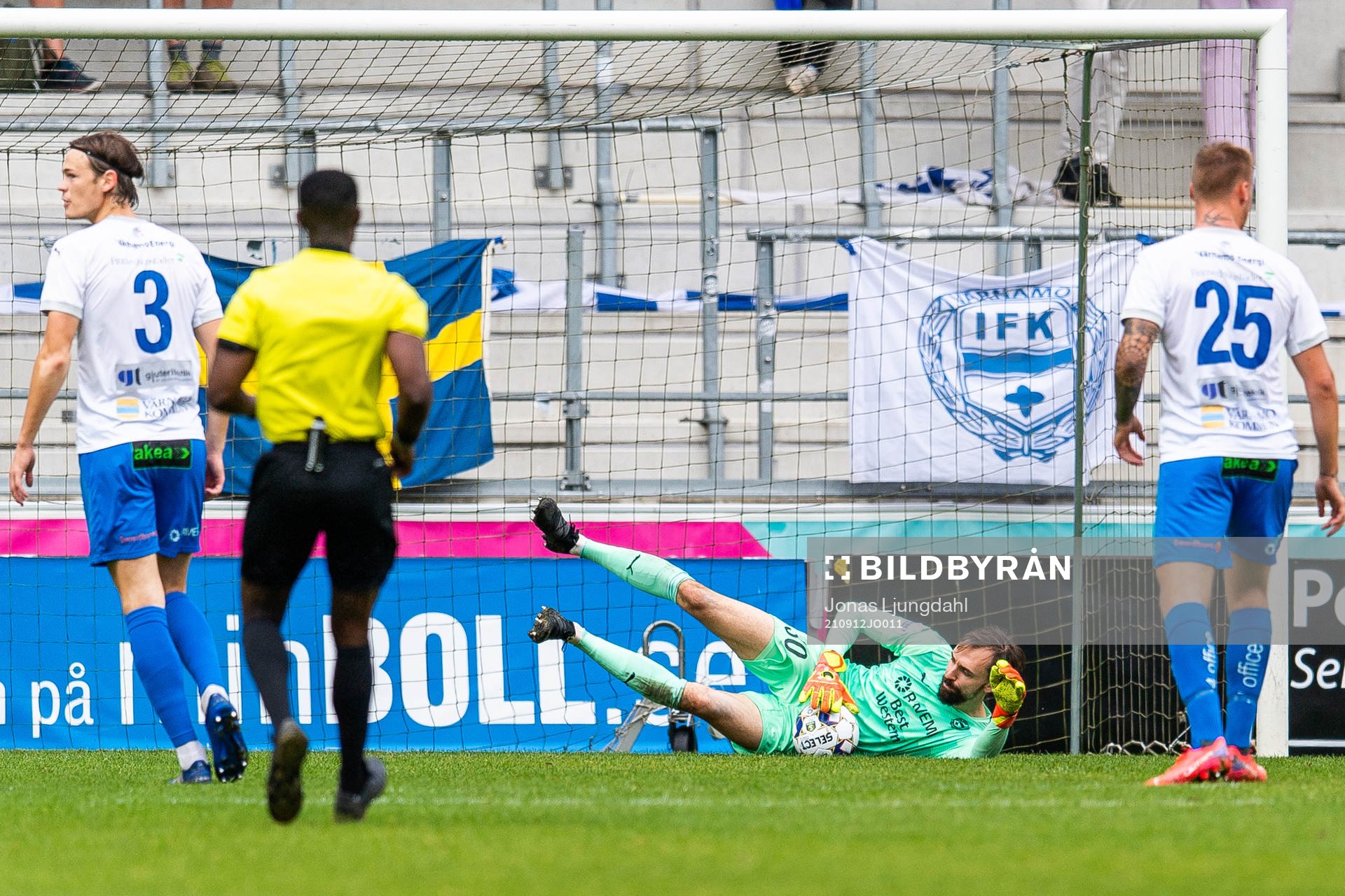 Värnamos målvakt Pilip Vaitsiakhovich med en räddning
