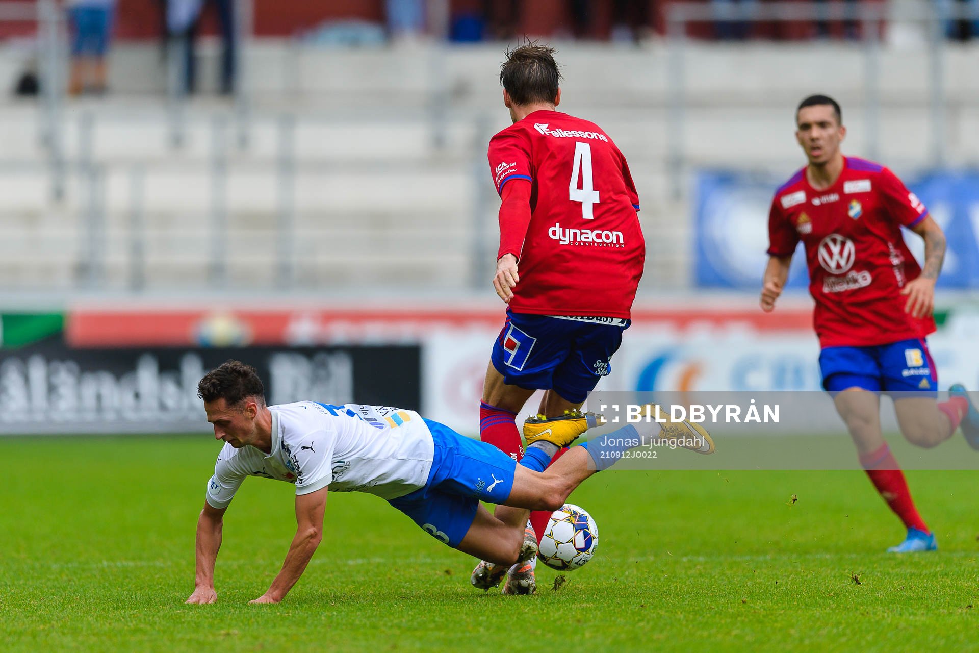 Värnamos Joel Craig Stevens faller i kamp med Östers John Stenberg under fotbollsmatchen i Superettan mellan Öster och Värnamo den 12 september 2021 i Växjö.