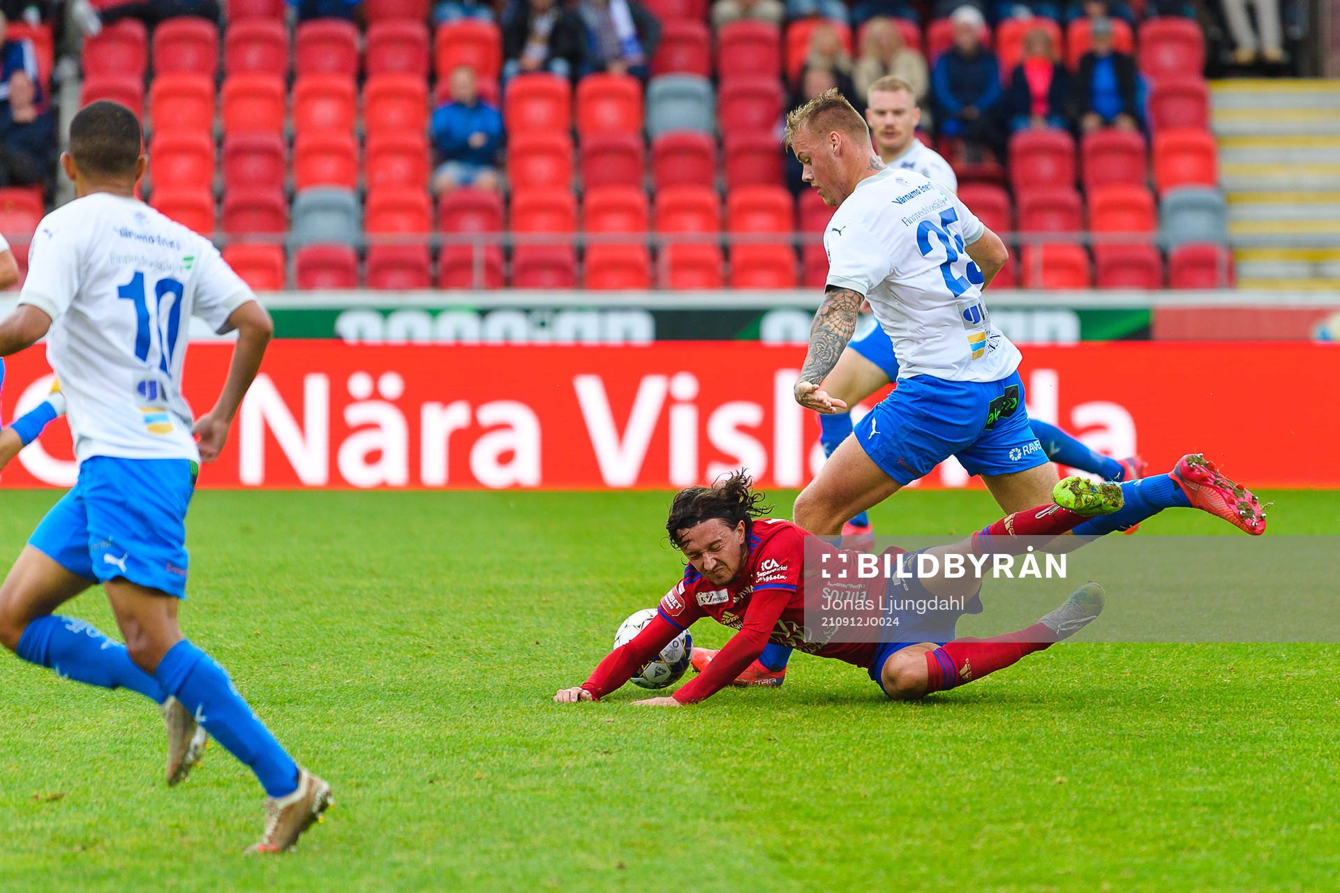 Östers Mattias Pavic faller i kamp med Värnamos Victor Eriksson under fotbollsmatchen i Superettan mellan Öster och Värnamo den 12 september 2021 i Växjö.