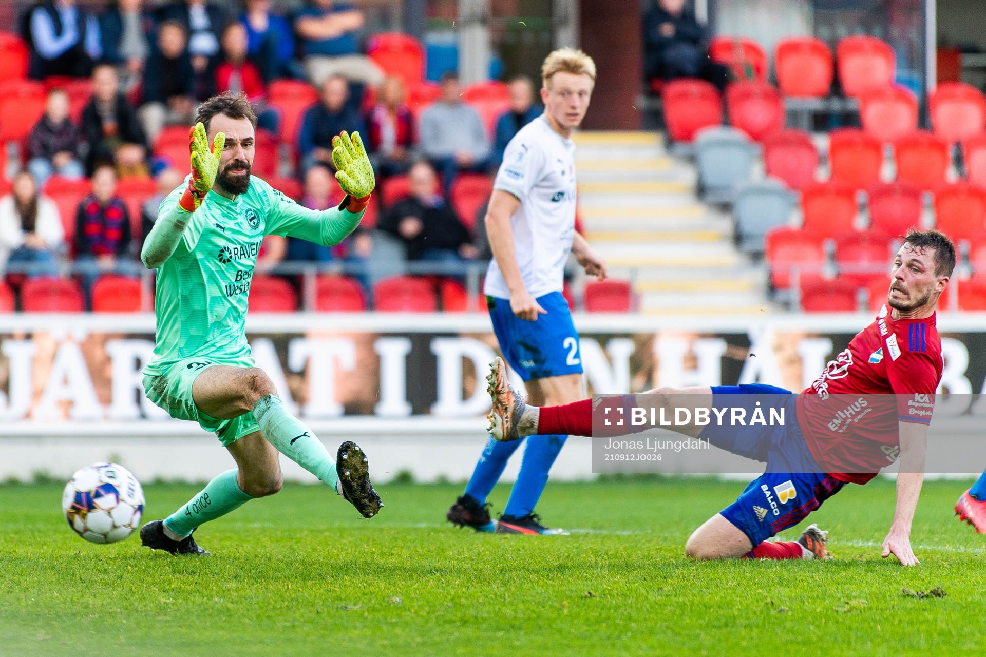 Värnamos målvakt Pilip Vaitsiakhovich och Östers Nicolas