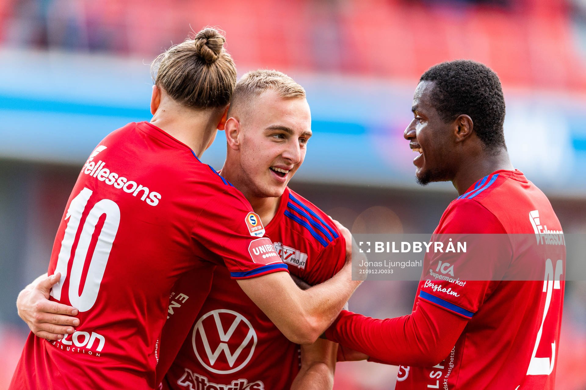 Östers Amel Mujanic (mitten) jublar med Jesper Jonasson