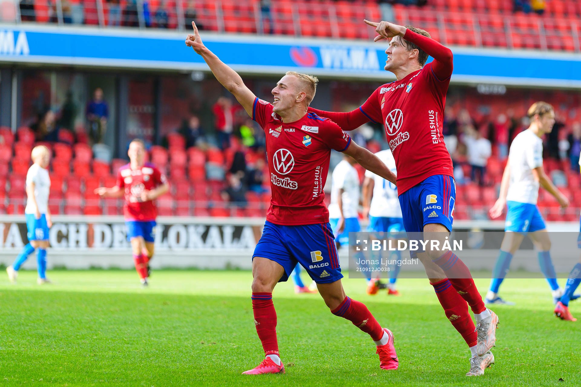Östers Amel Mujanic och Östers John Stenberg jublar