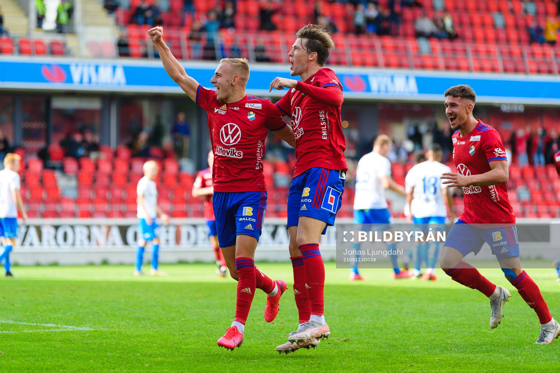 Östers Amel Mujanic och Östers John Stenberg jublar