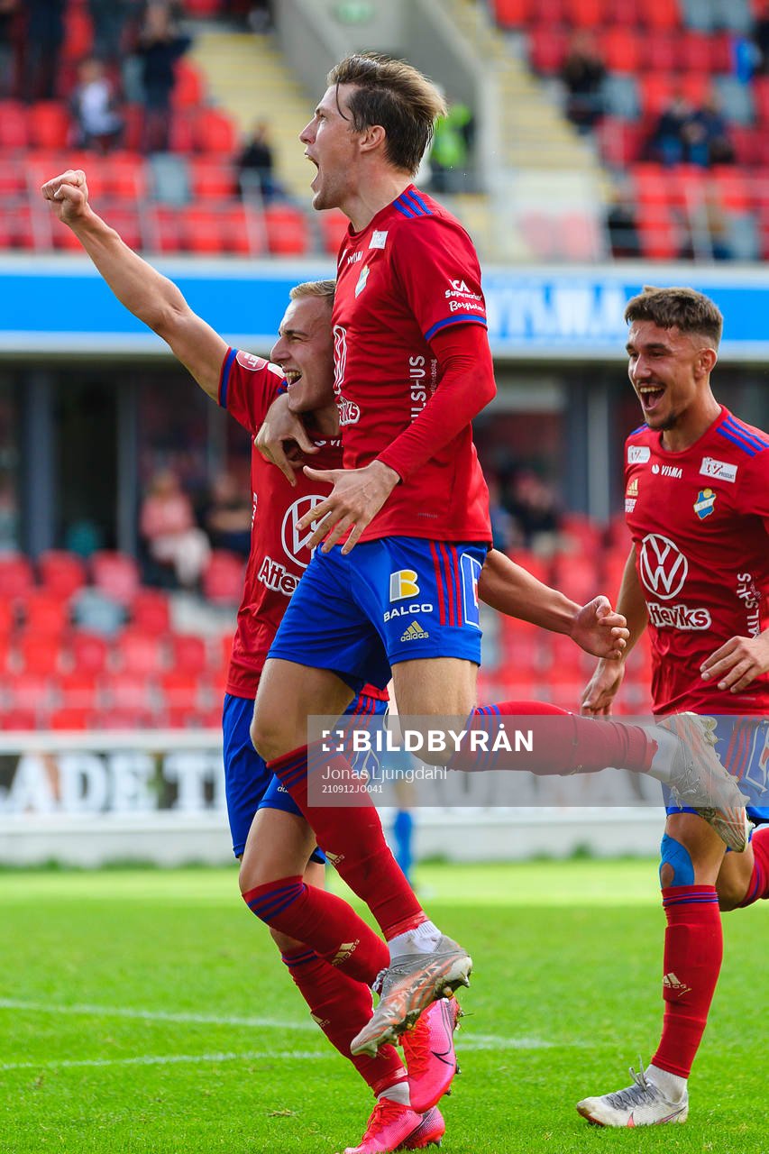 Östers Amel Mujanic och Östers John Stenberg jublar