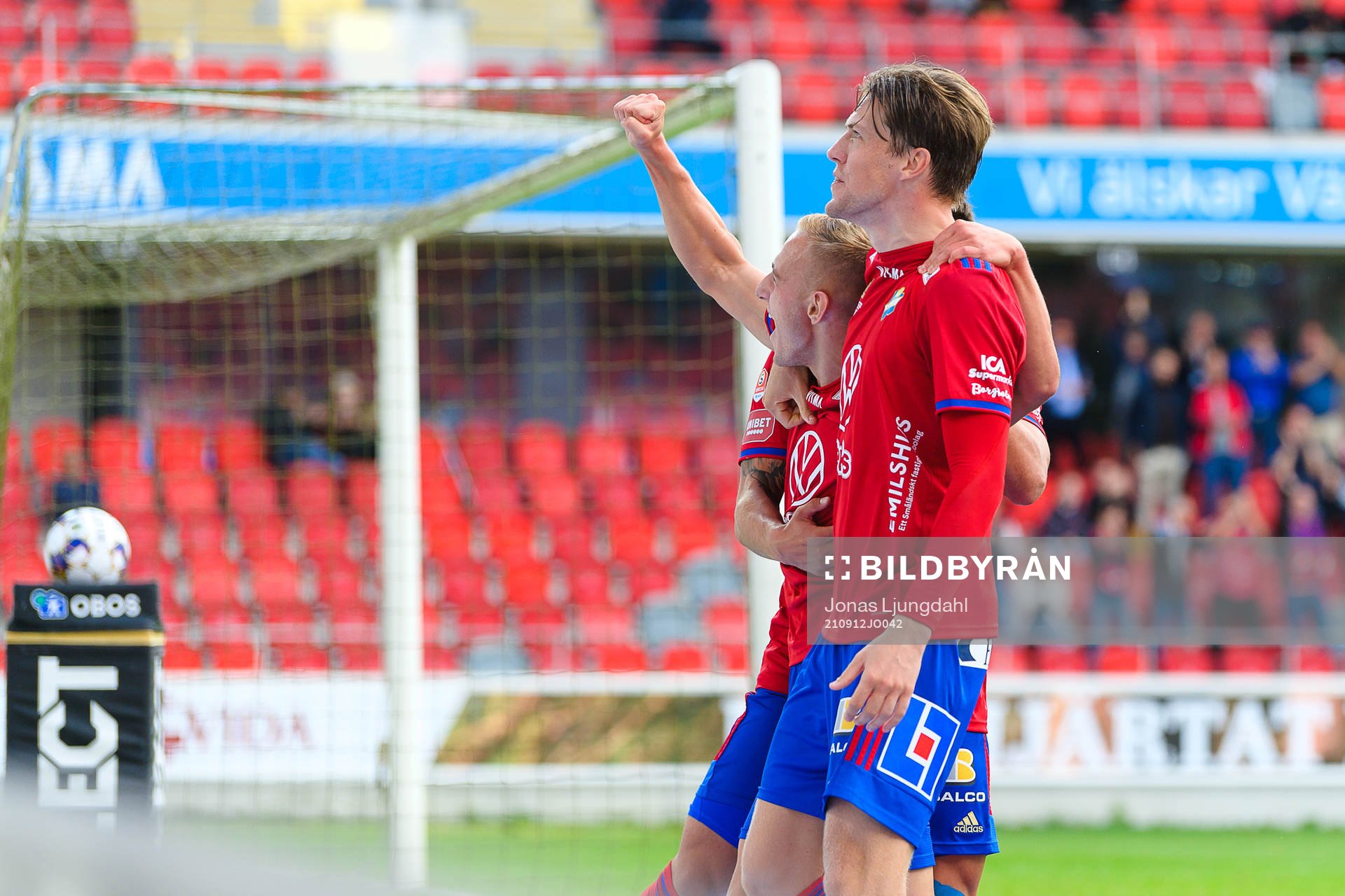 Östers Amel Mujanic och Östers John Stenberg jublar