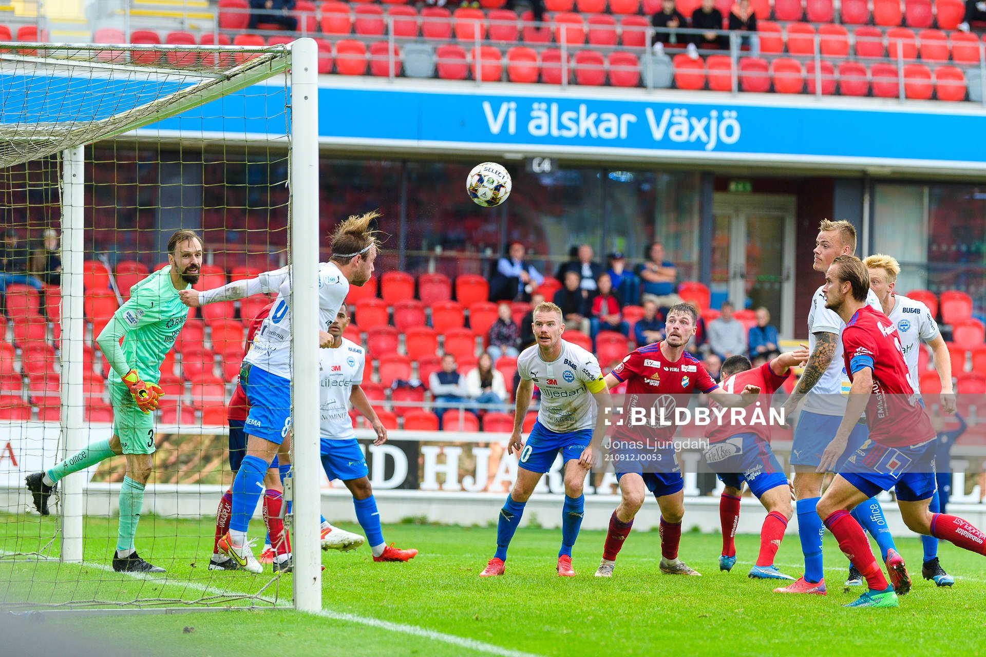 Värnamos William Kenndal nickar iväg en boll