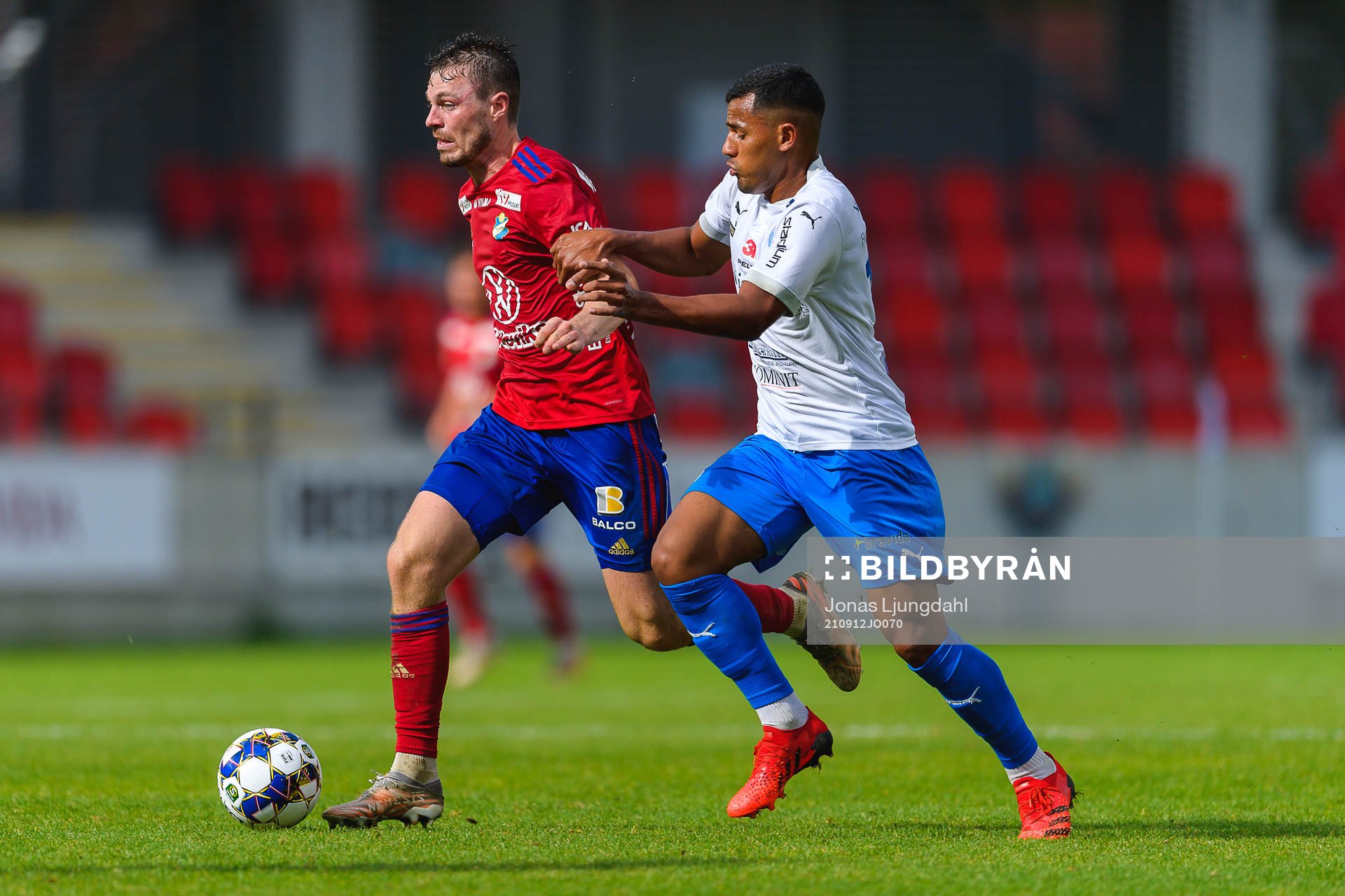 Östers Nicolas Mortensen i kamp med Värnamos Wenderson Oliveira do Nascimento under fotbollsmatchen i Superettan mellan Öster och Värnamo den 12 september 2021 i Växjö. 