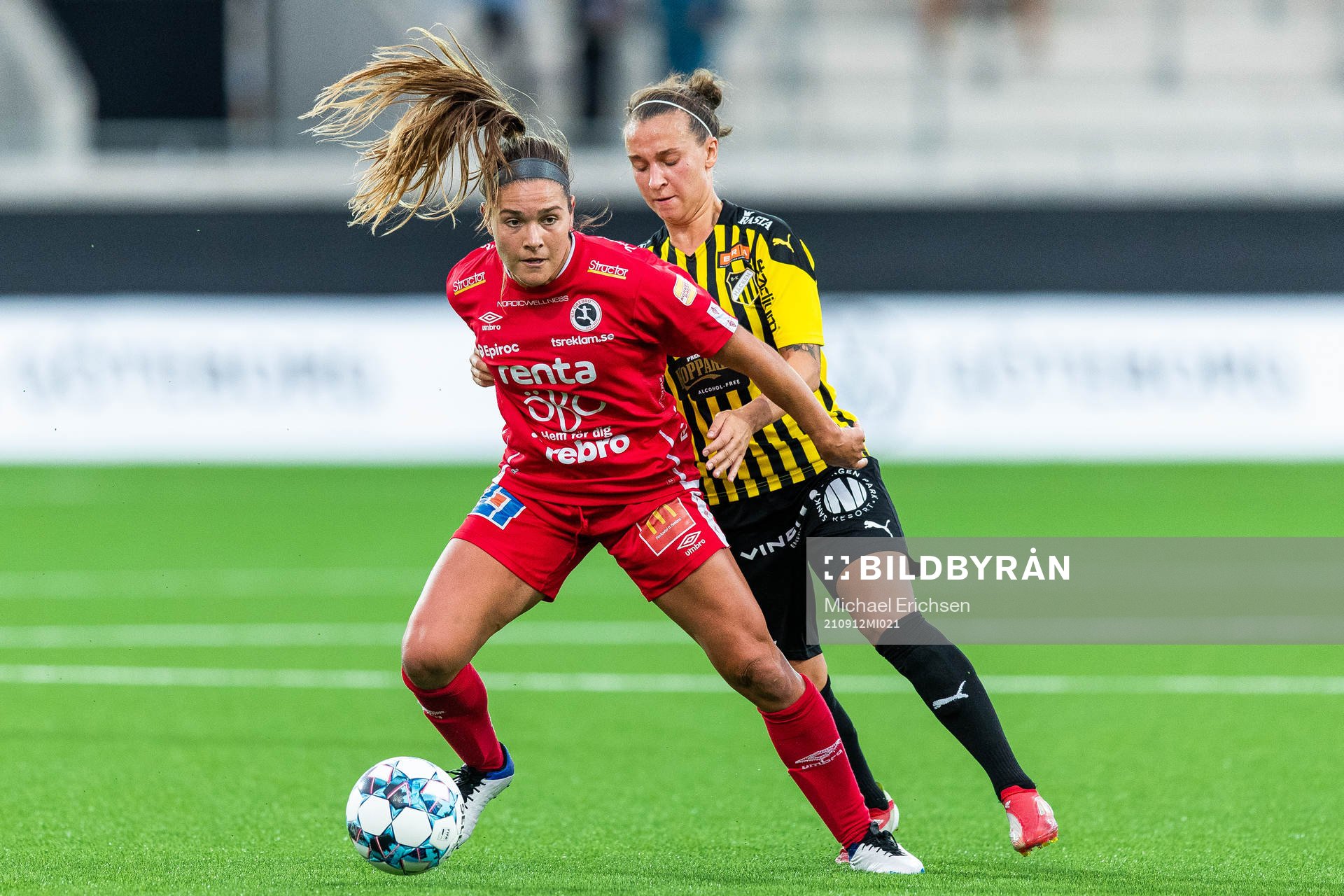 Örebros Carly Wickenheiser och Häckens Julia Zigiotti Olme